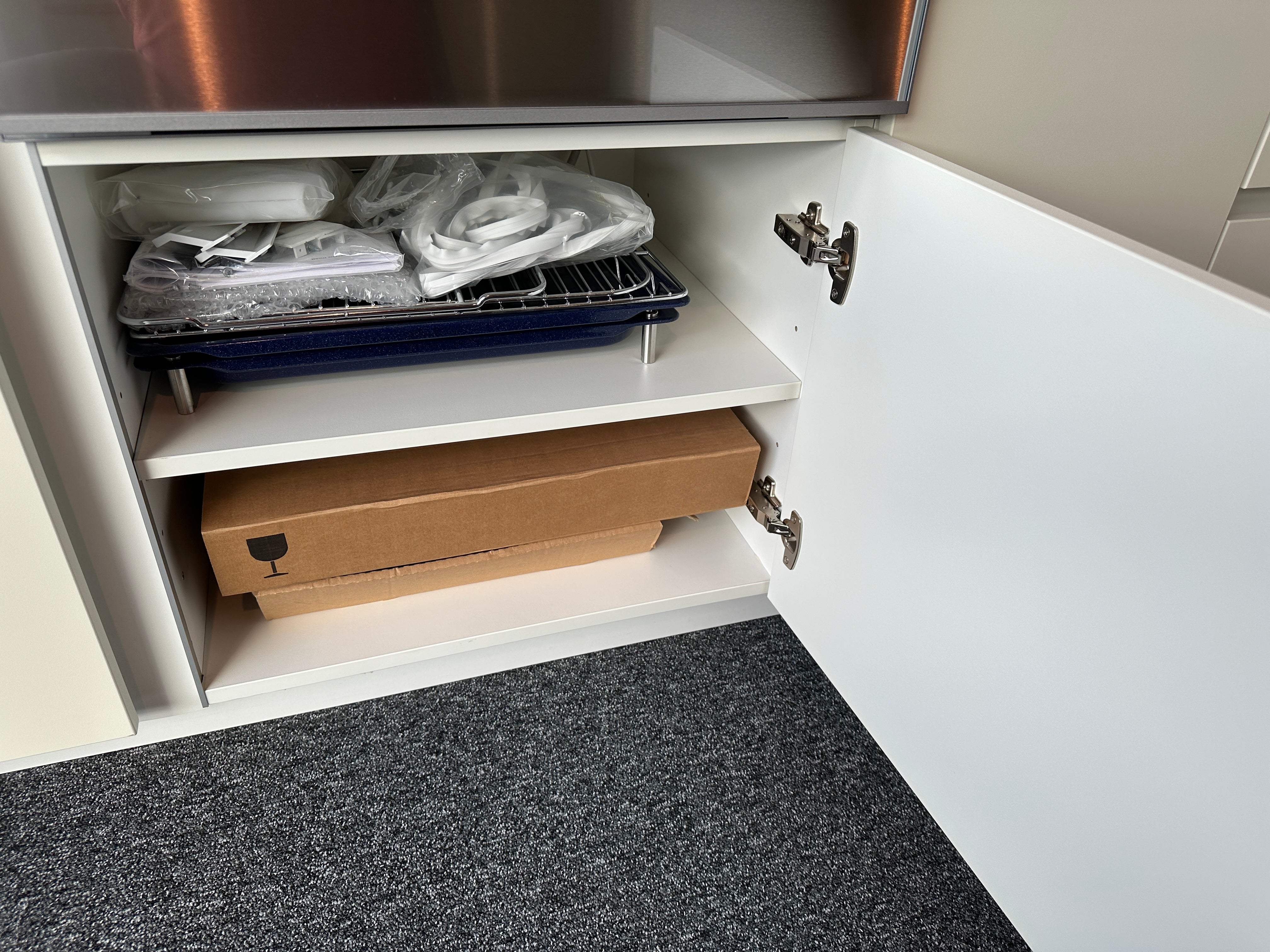 01716 - Witte schiereiland keuken met Gaggenau