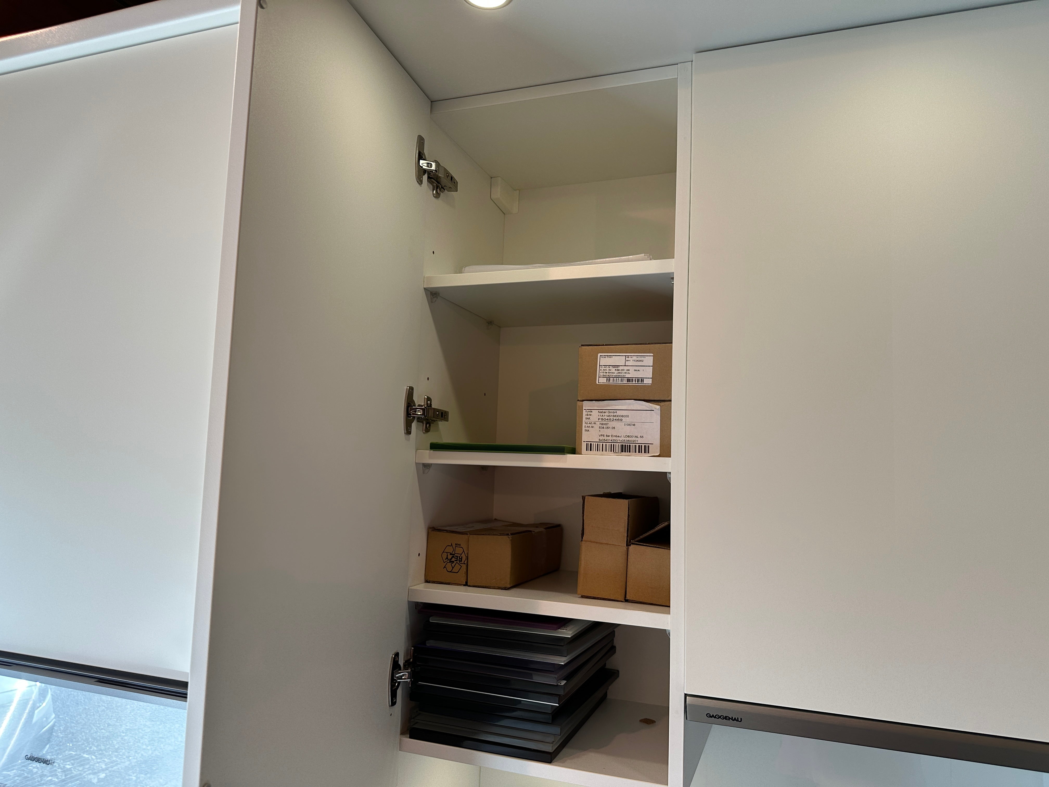 01716 - Witte schiereiland keuken met Gaggenau