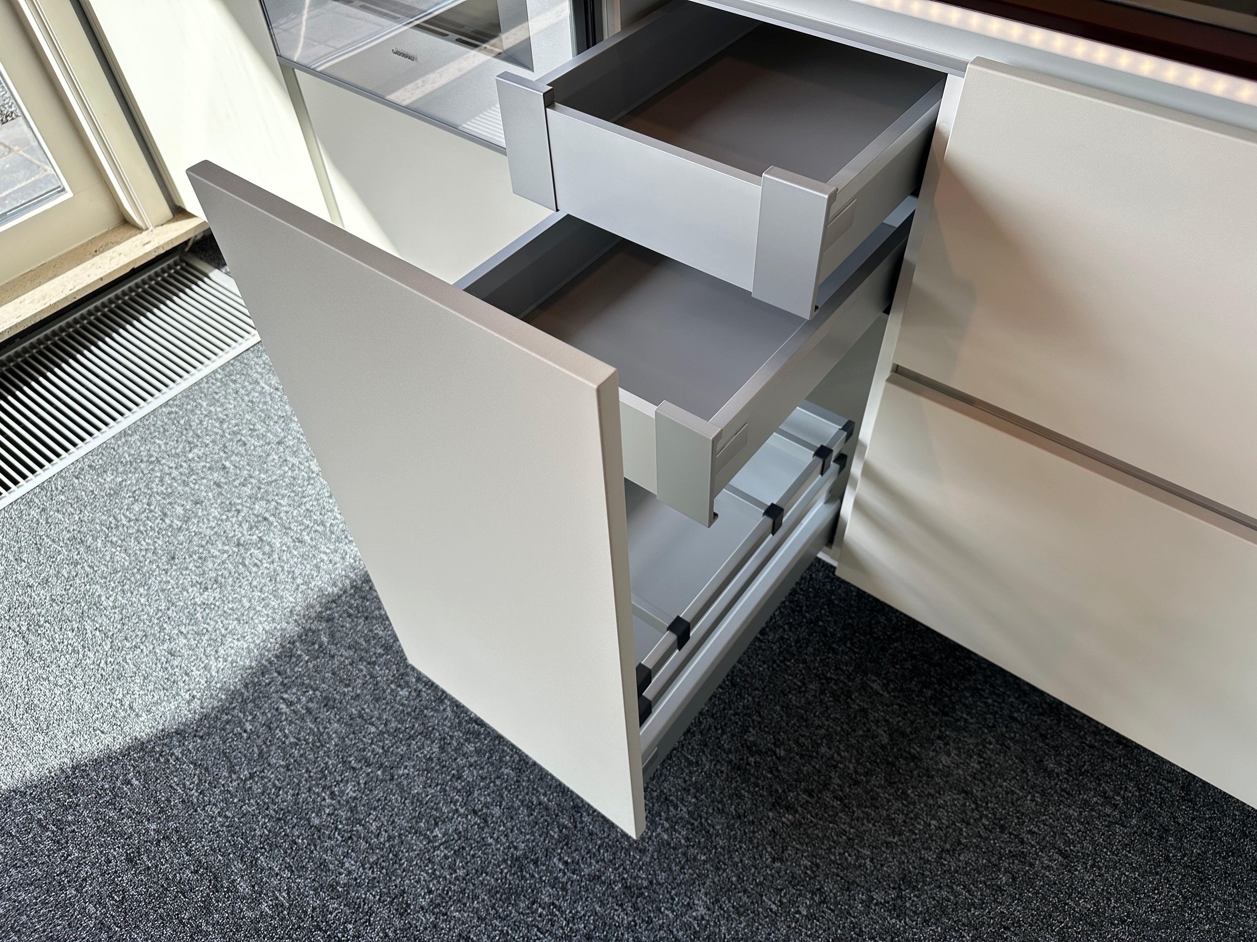 01716 - Witte schiereiland keuken met Gaggenau