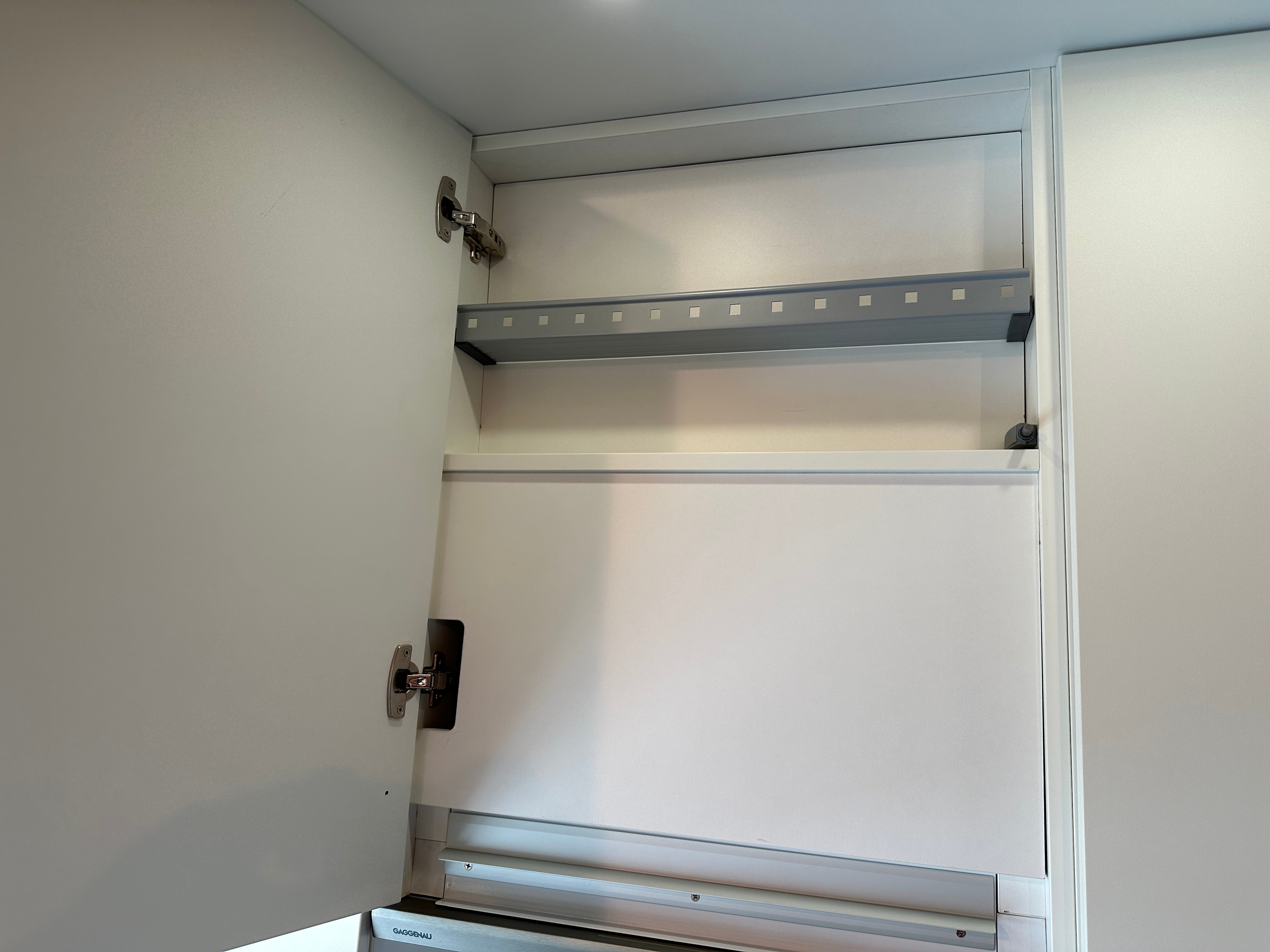 01716 - Witte schiereiland keuken met Gaggenau