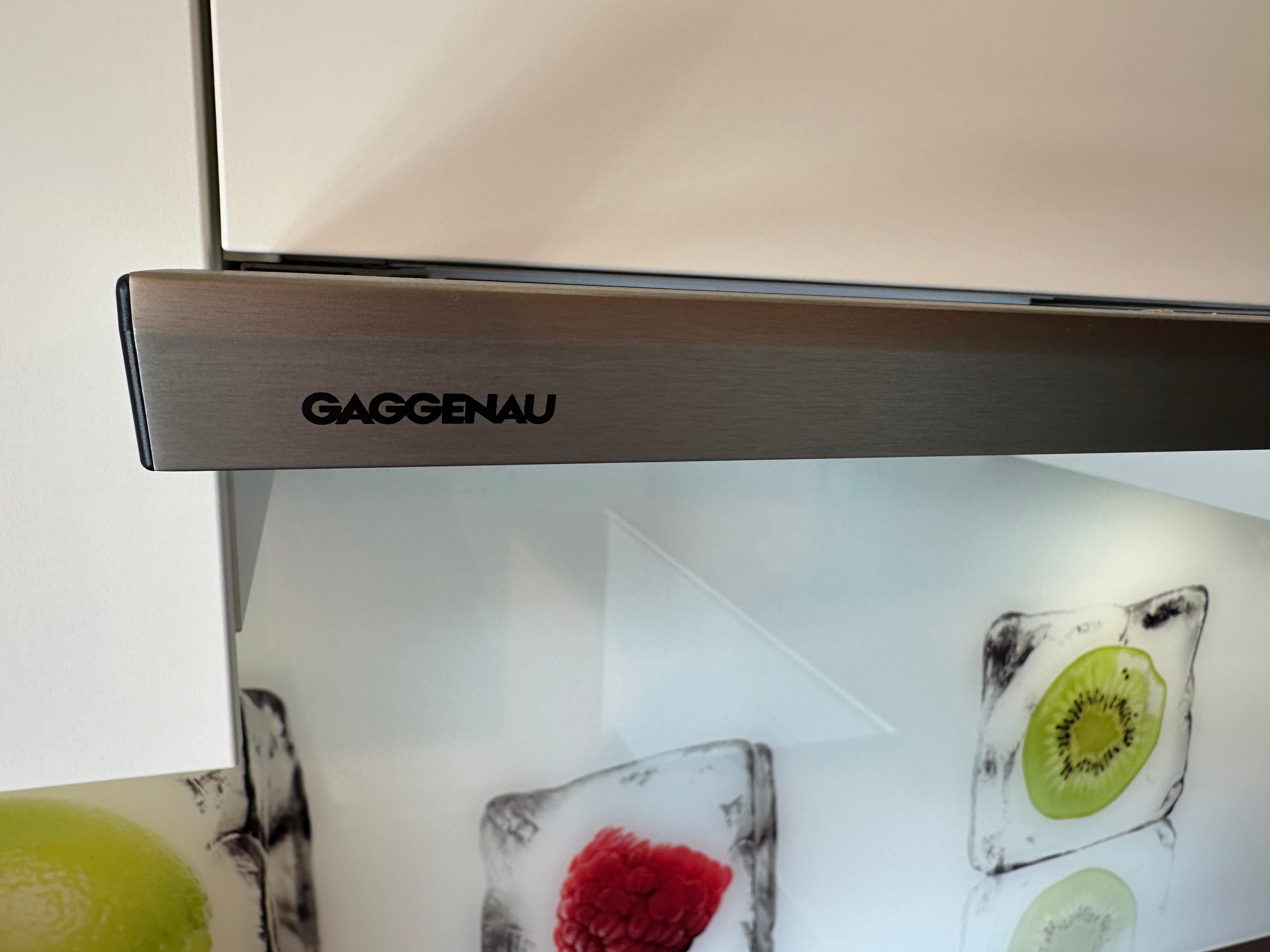 01716 - Witte schiereiland keuken met Gaggenau