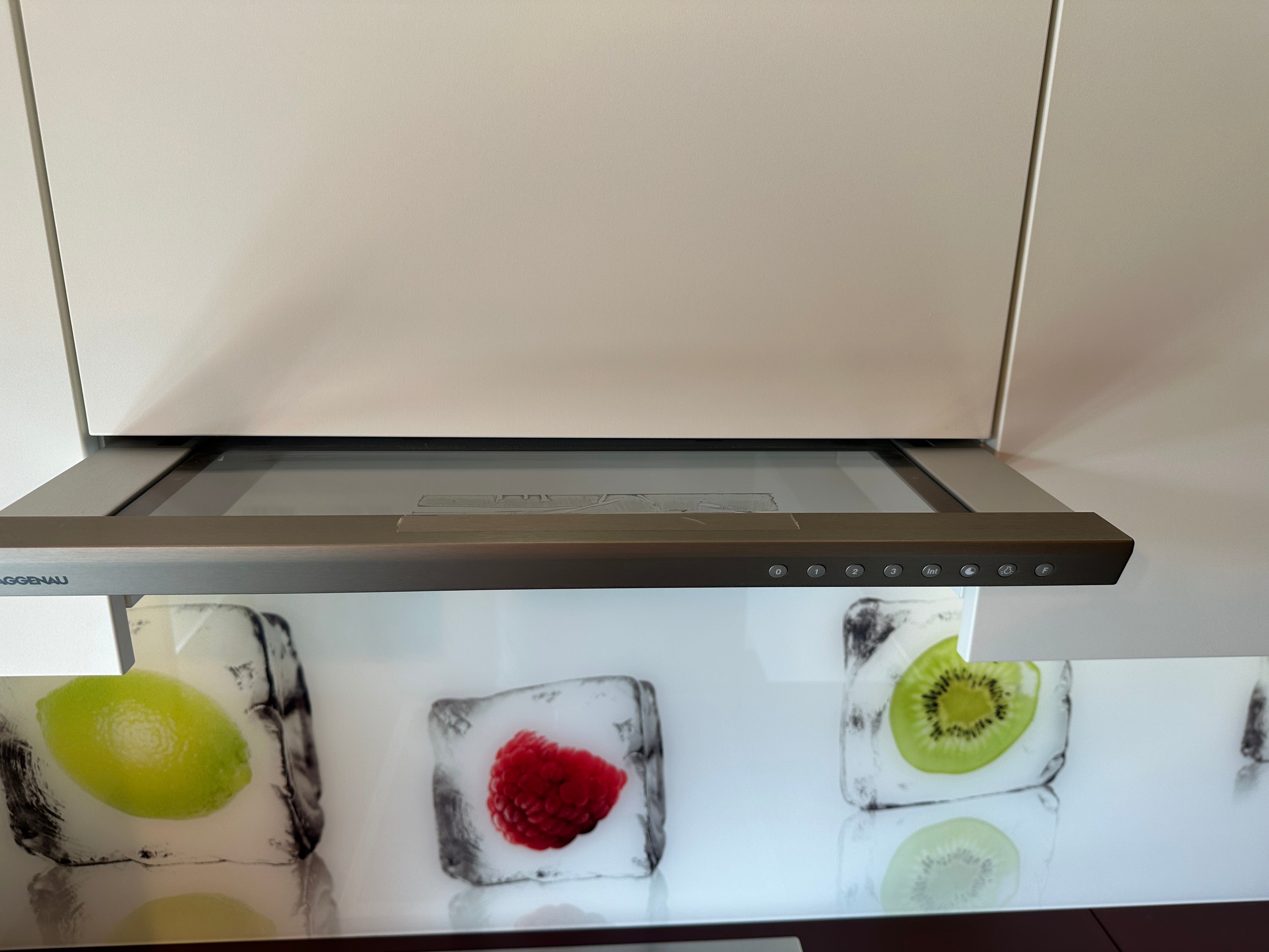 01716 - Witte schiereiland keuken met Gaggenau