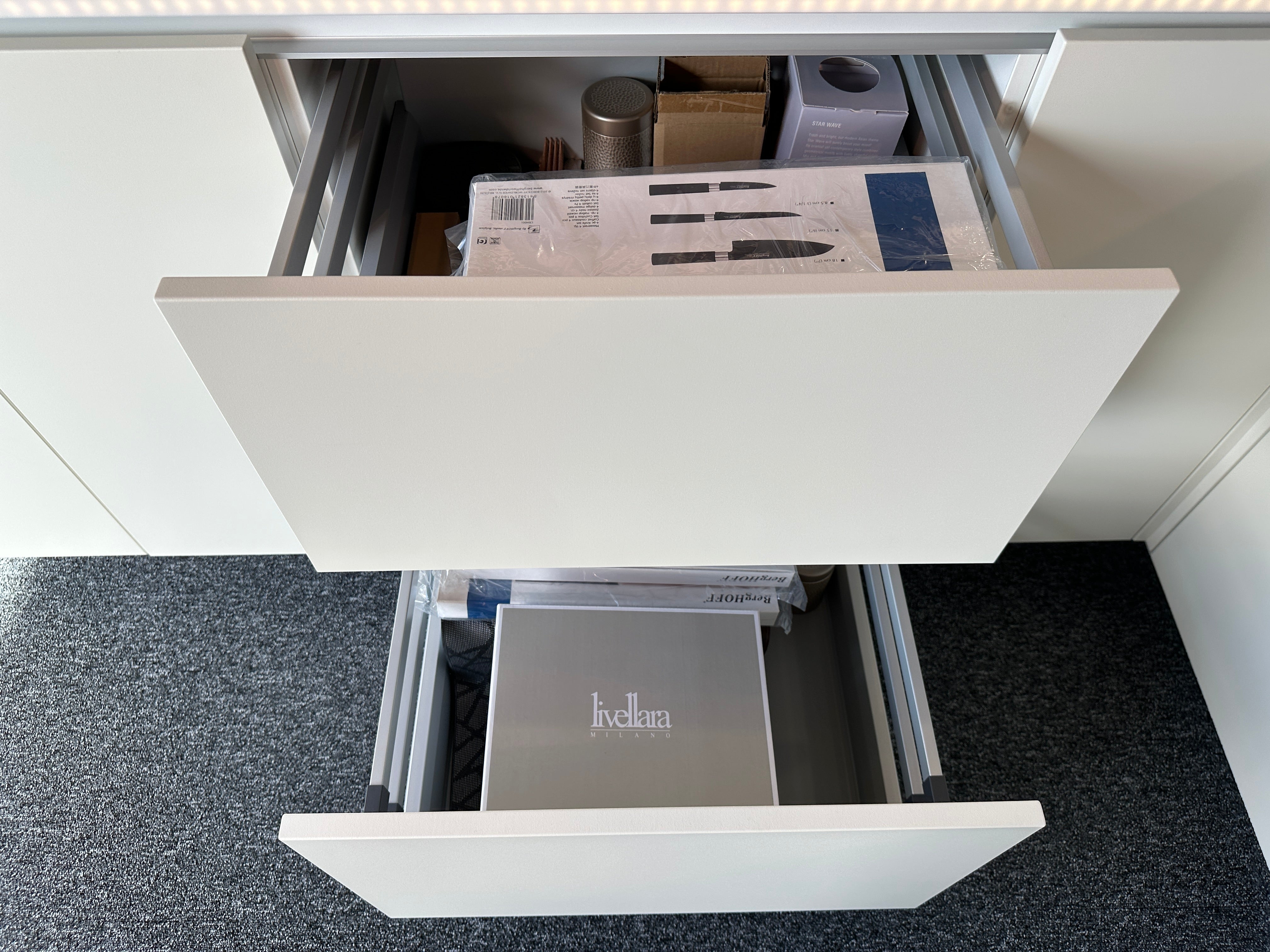 01716 - Witte schiereiland keuken met Gaggenau