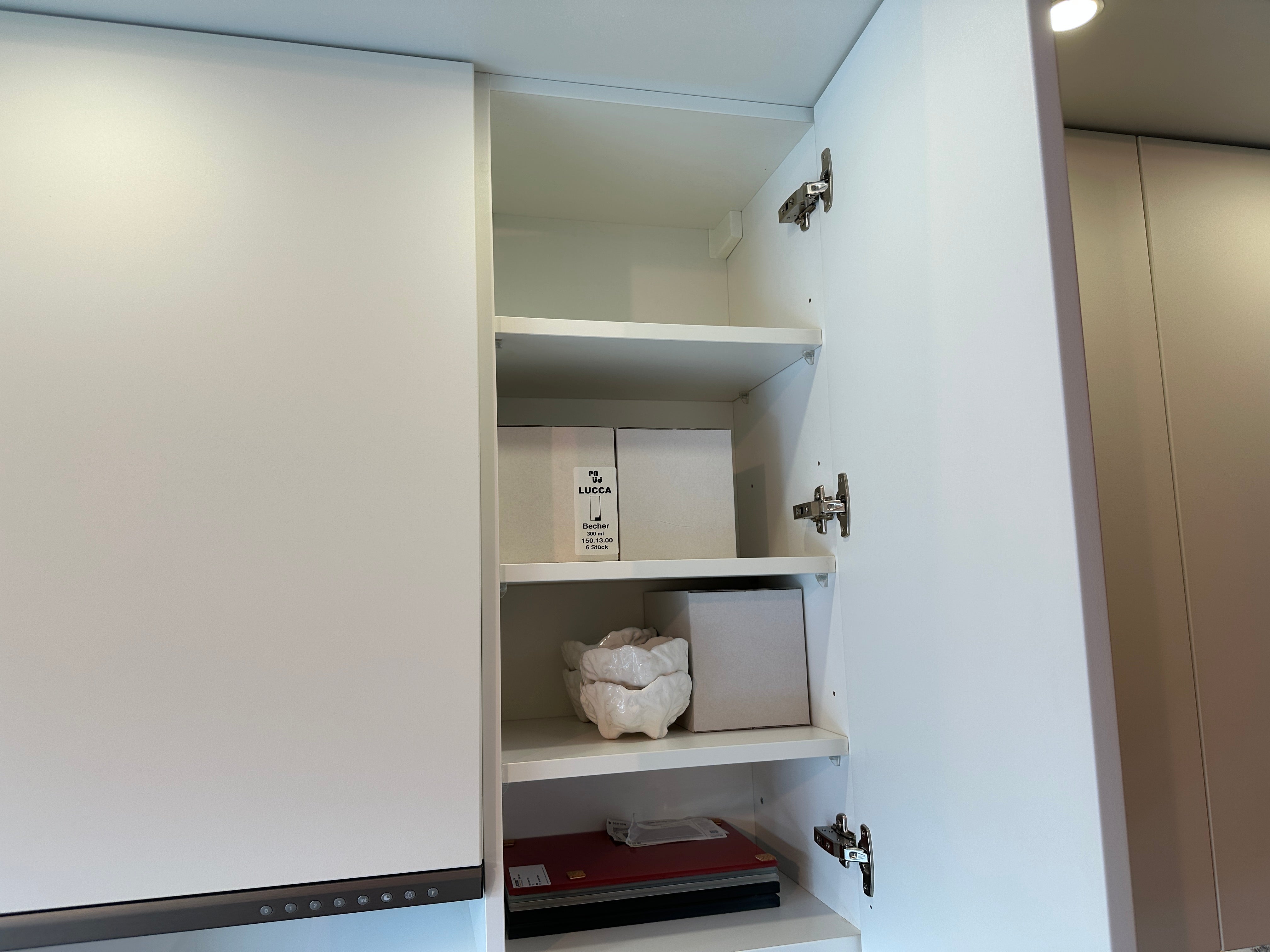 01716 - Witte schiereiland keuken met Gaggenau