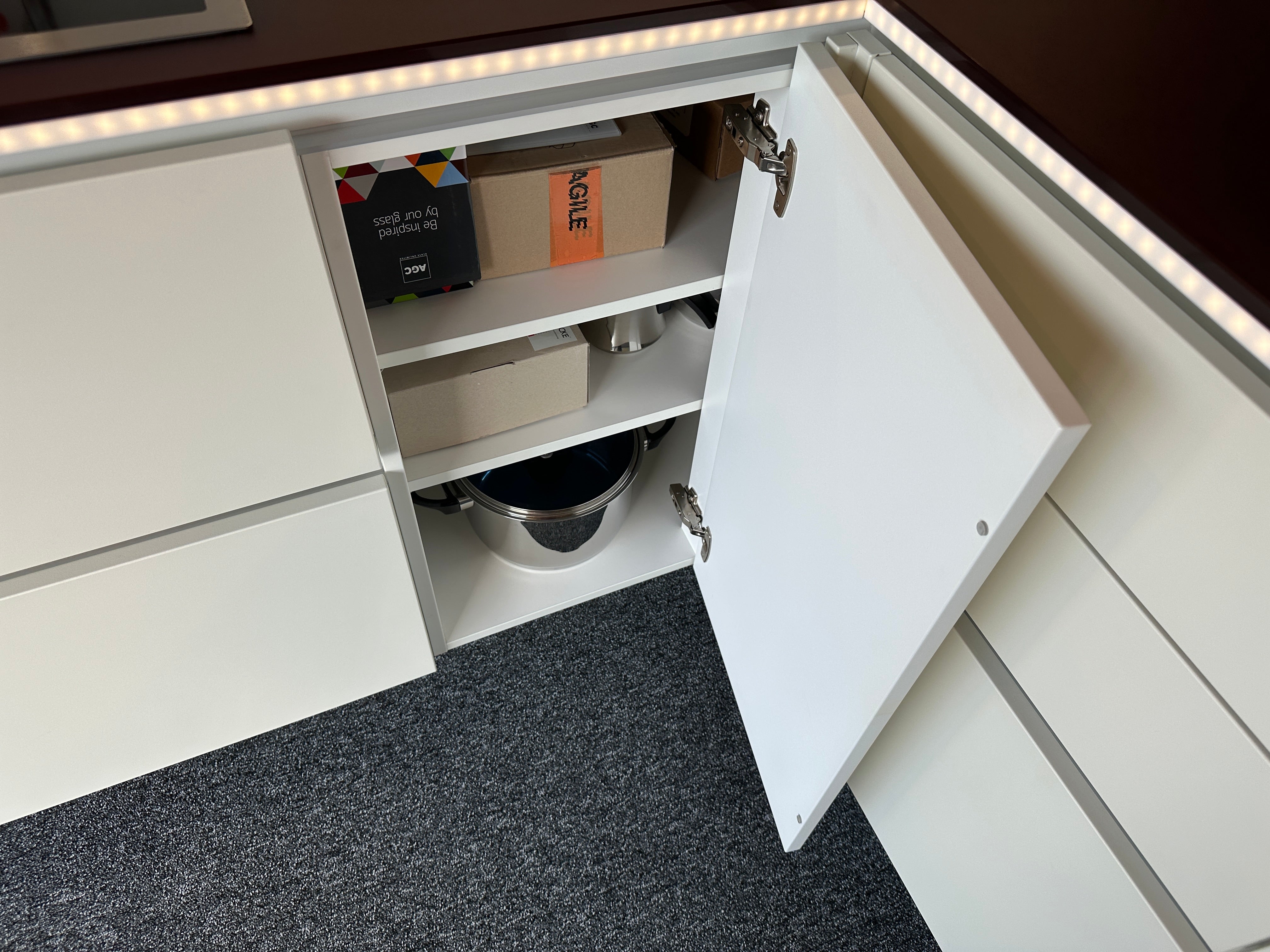 01716 - Witte schiereiland keuken met Gaggenau