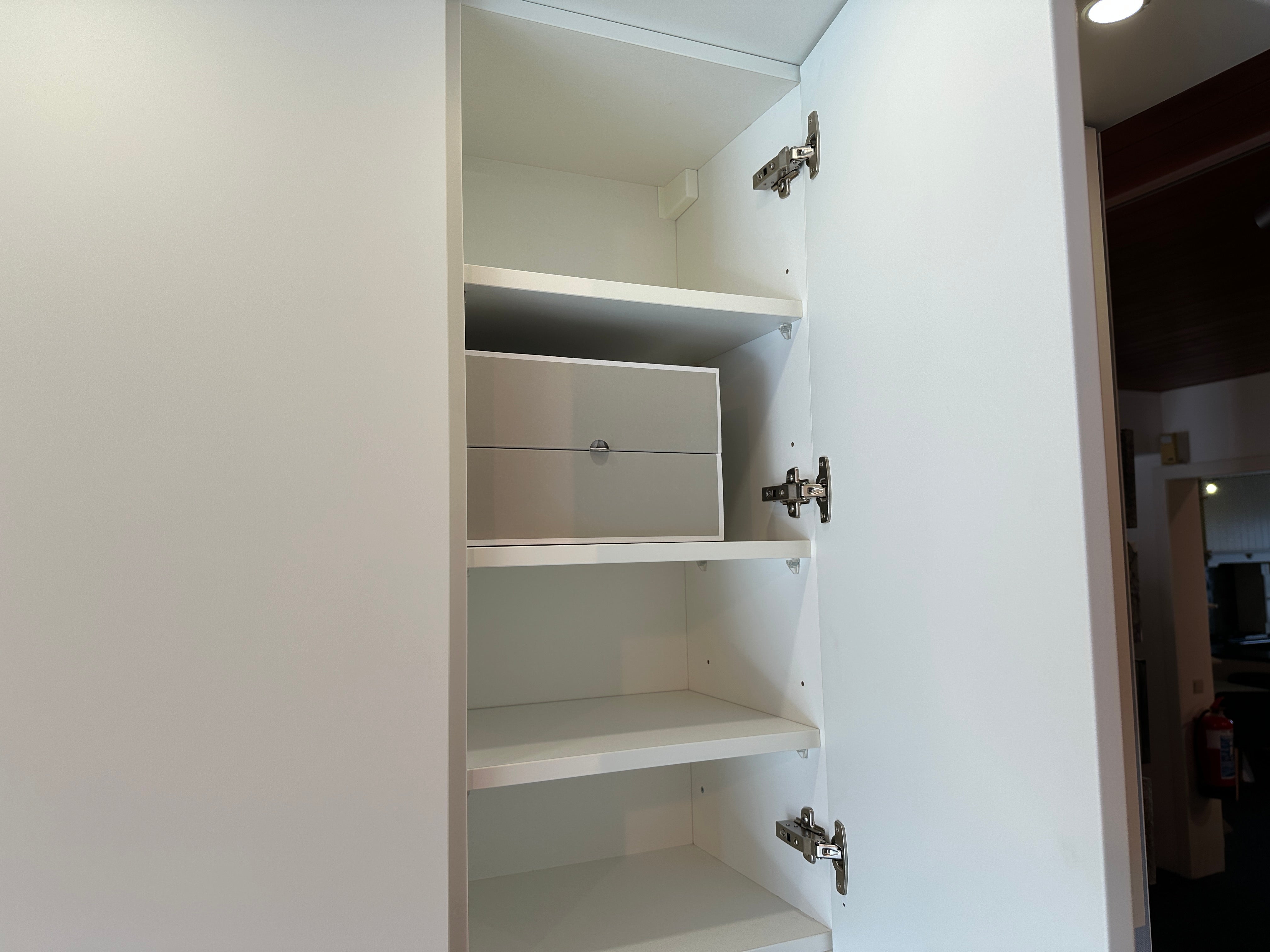 01716 - Witte schiereiland keuken met Gaggenau
