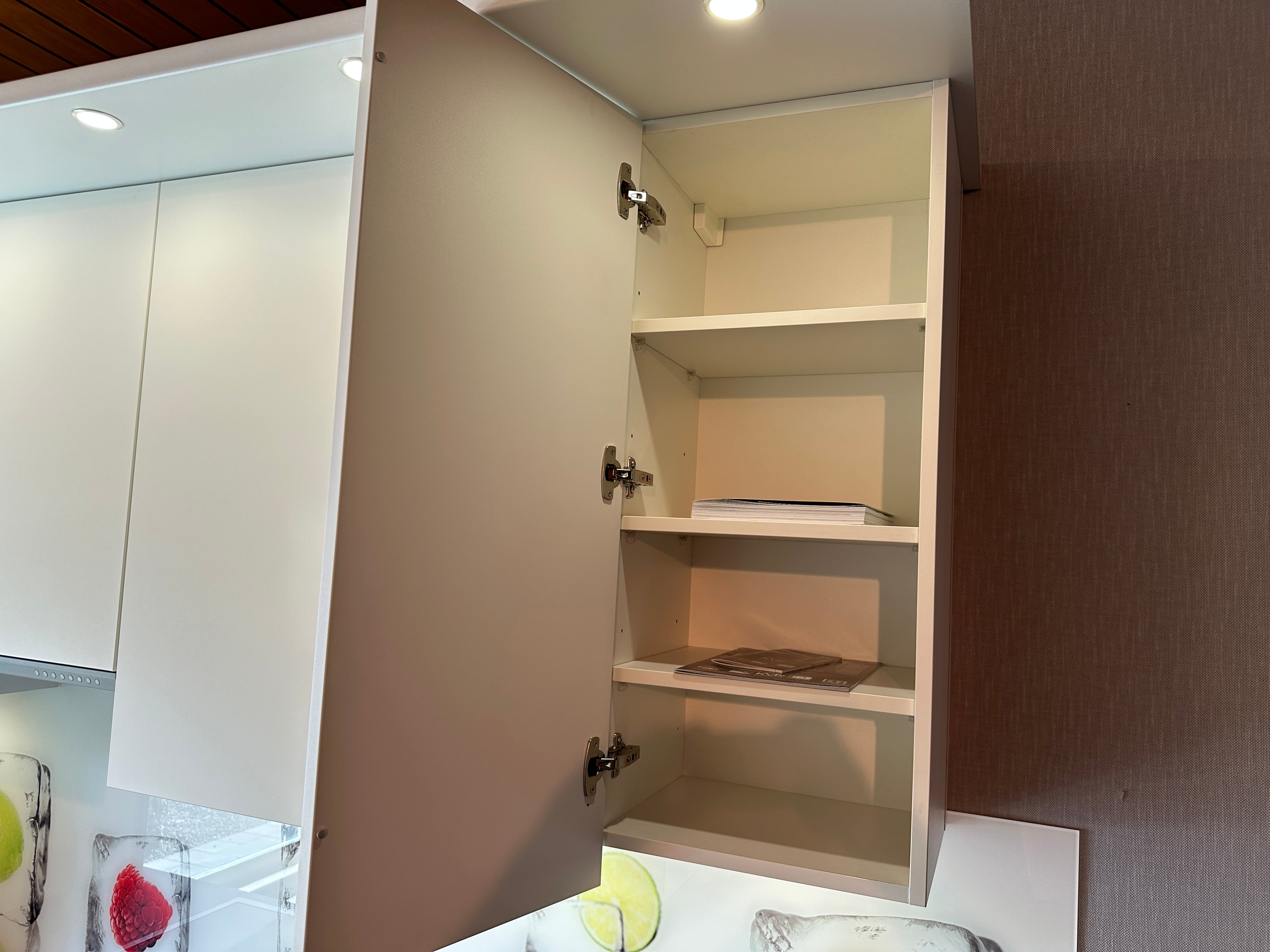 01716 - Witte schiereiland keuken met Gaggenau