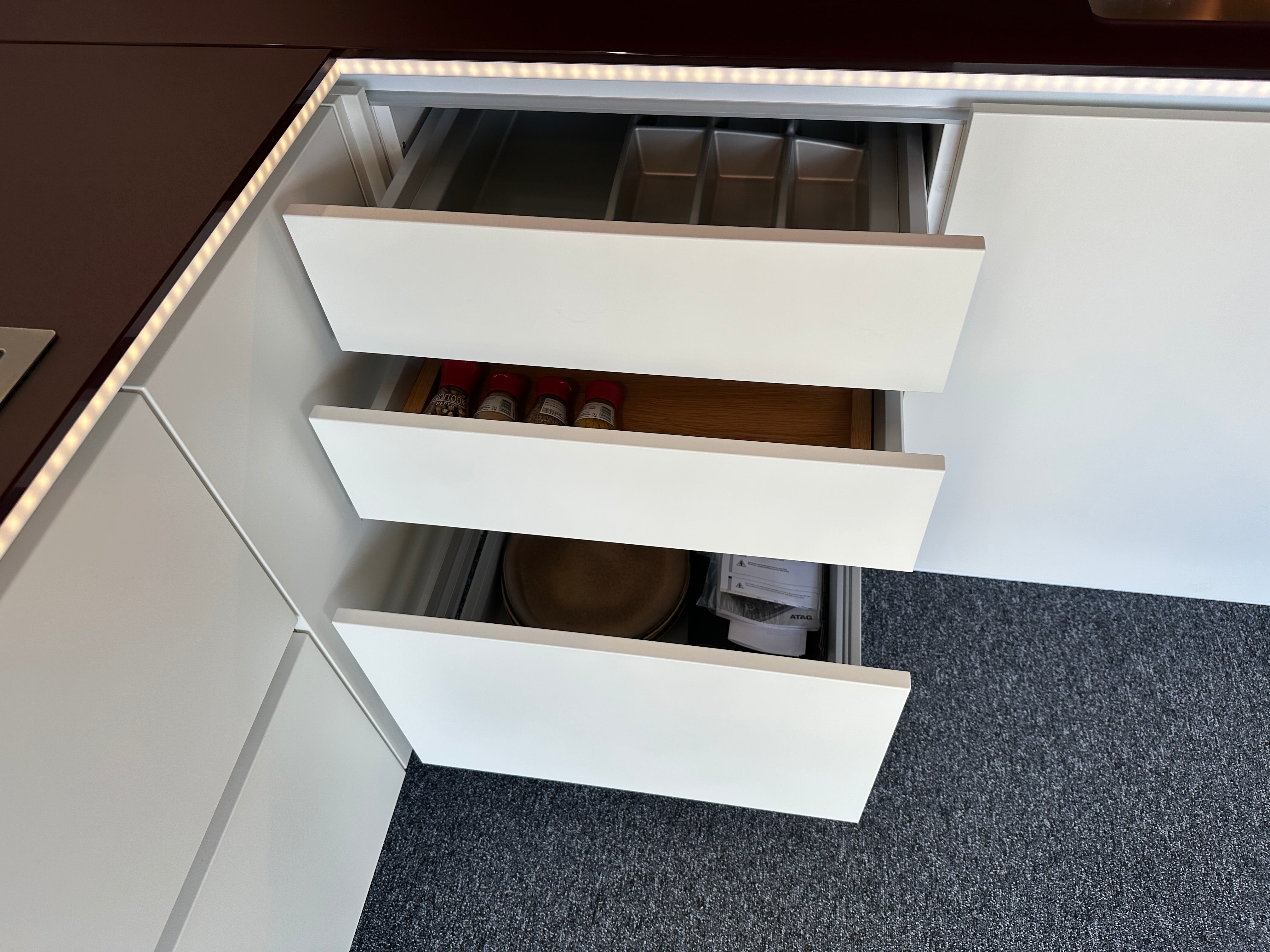 01716 - Witte schiereiland keuken met Gaggenau