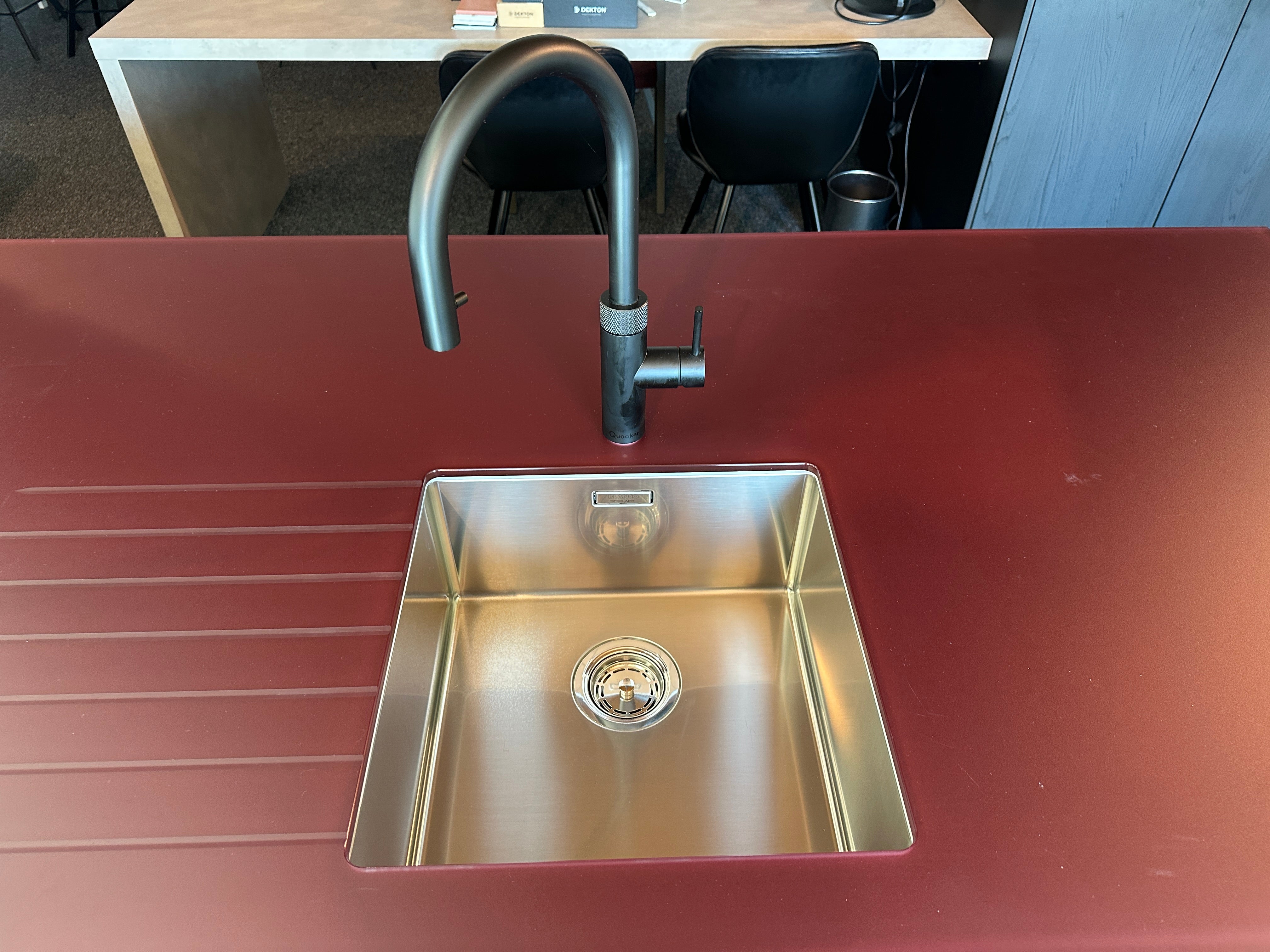 01716 - Witte schiereiland keuken met Gaggenau