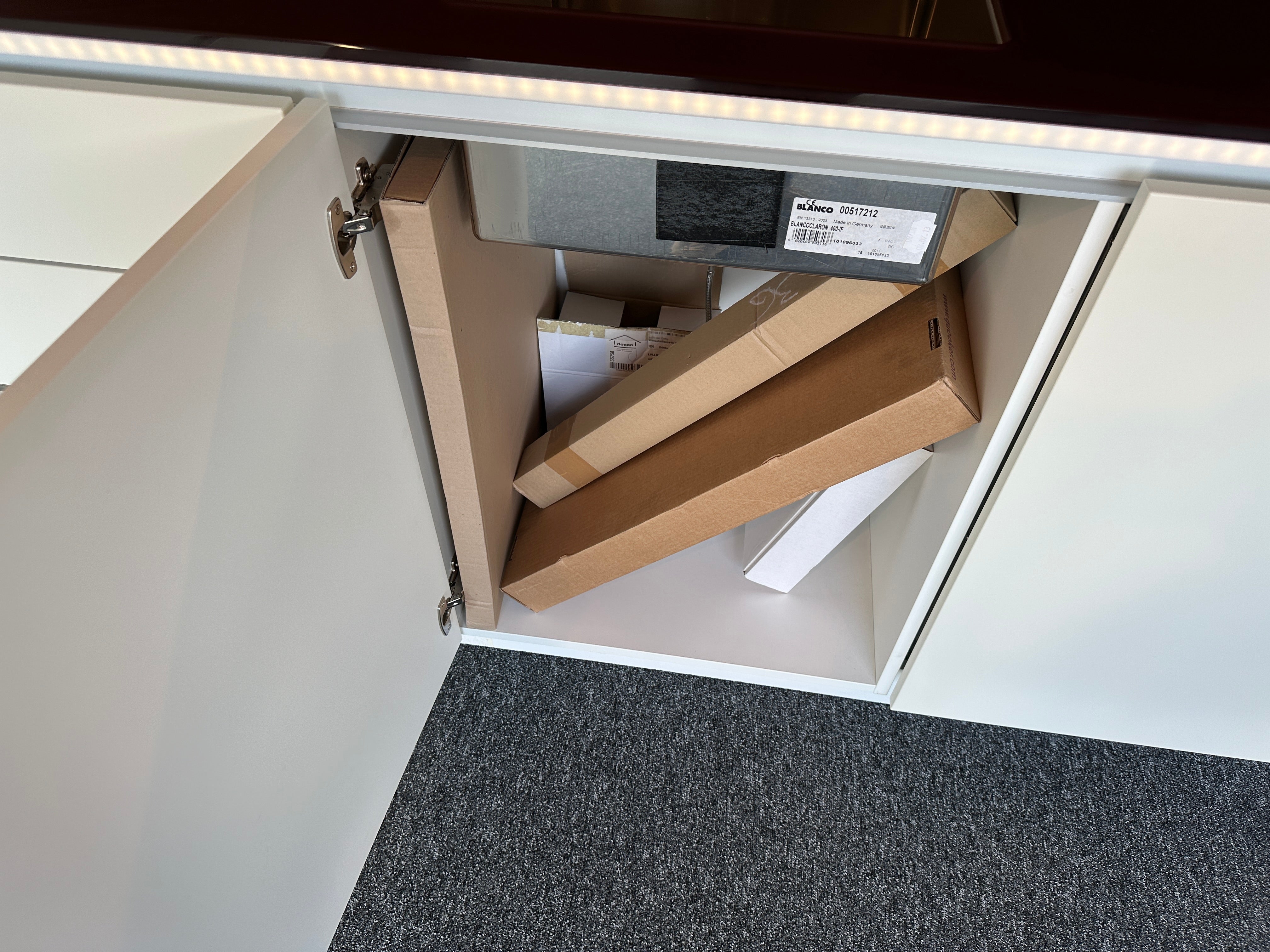 01716 - Witte schiereiland keuken met Gaggenau