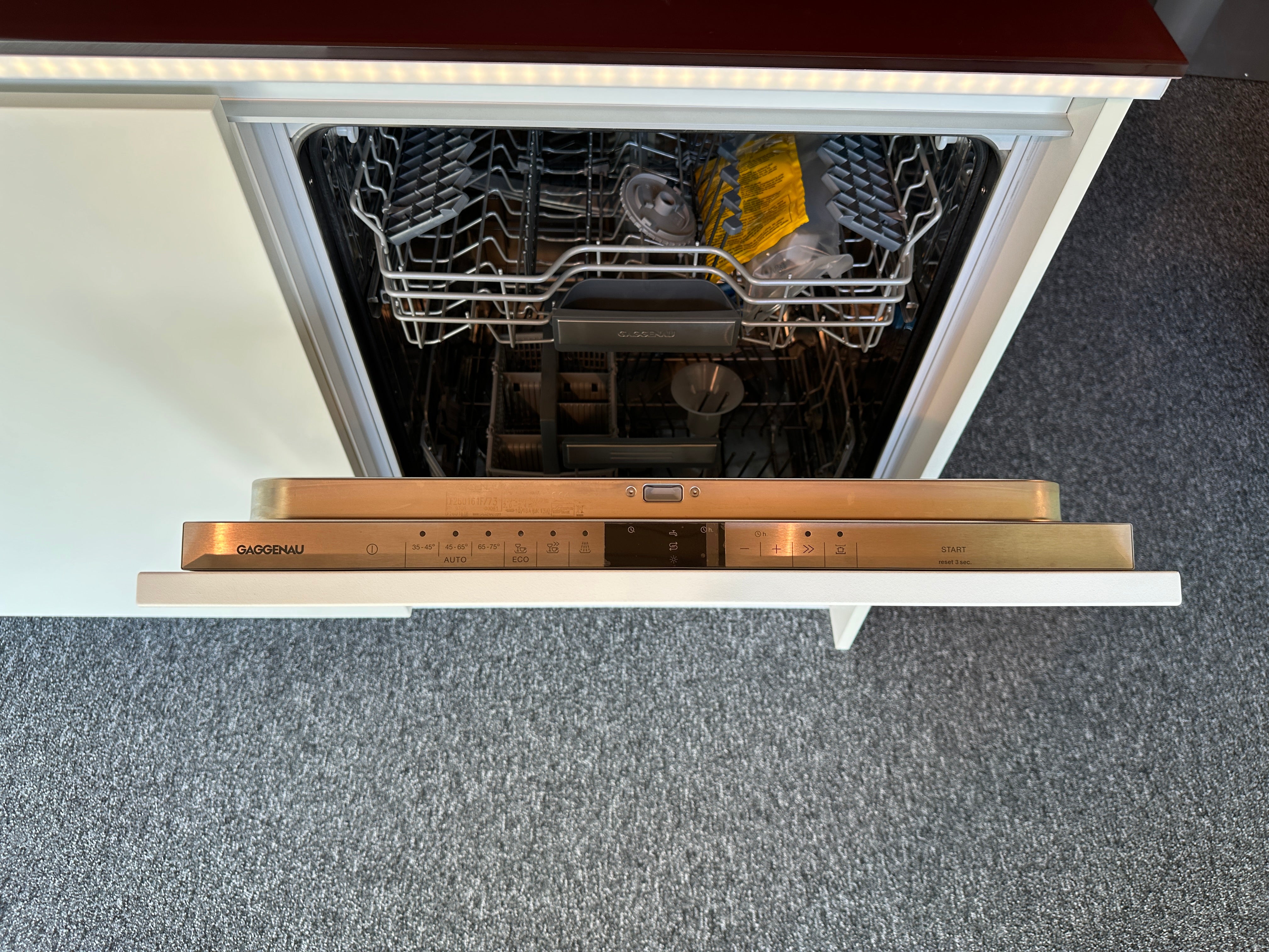 01716 - Witte schiereiland keuken met Gaggenau