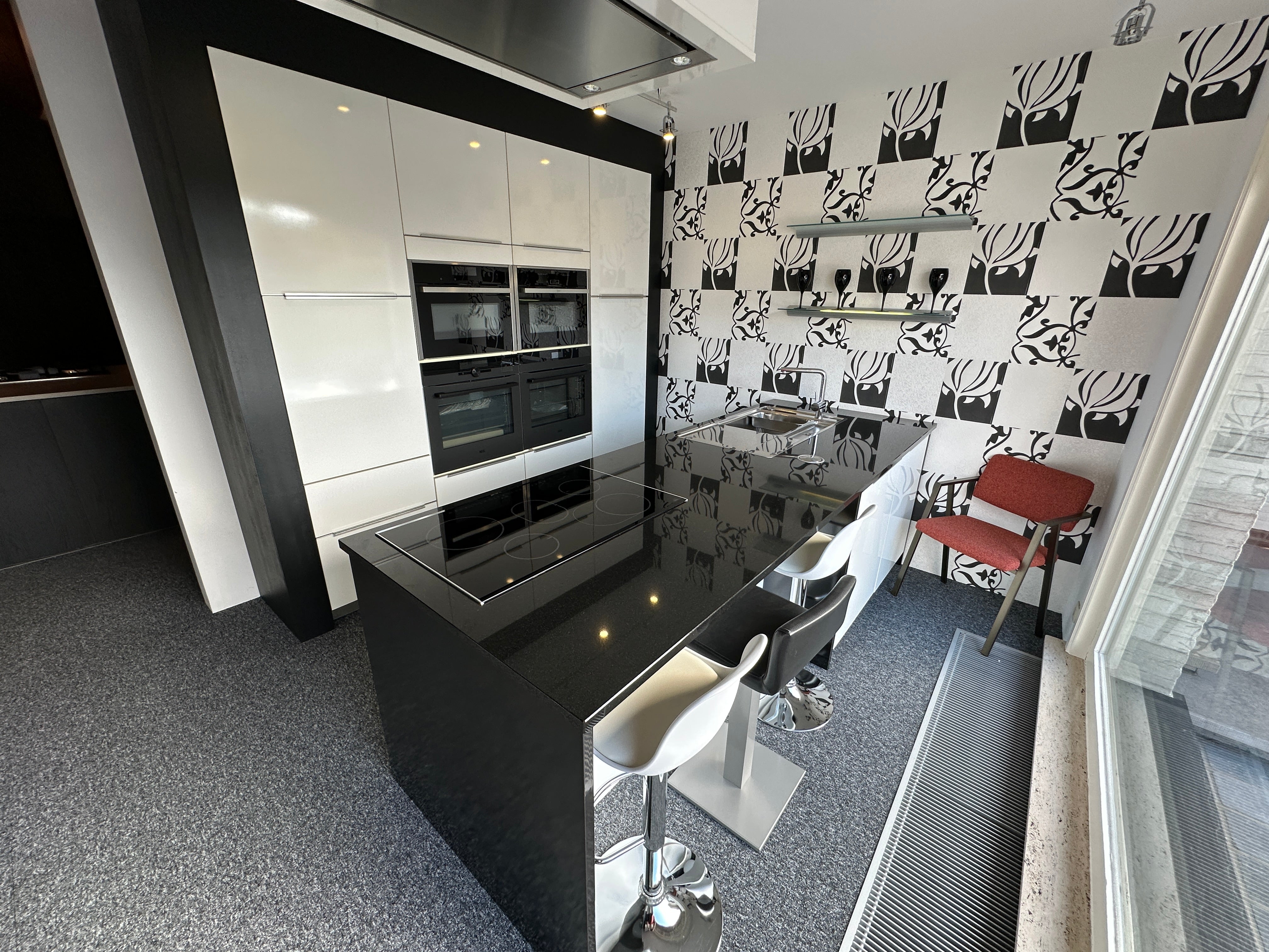 01720 - Witte eilandkeuken met bar