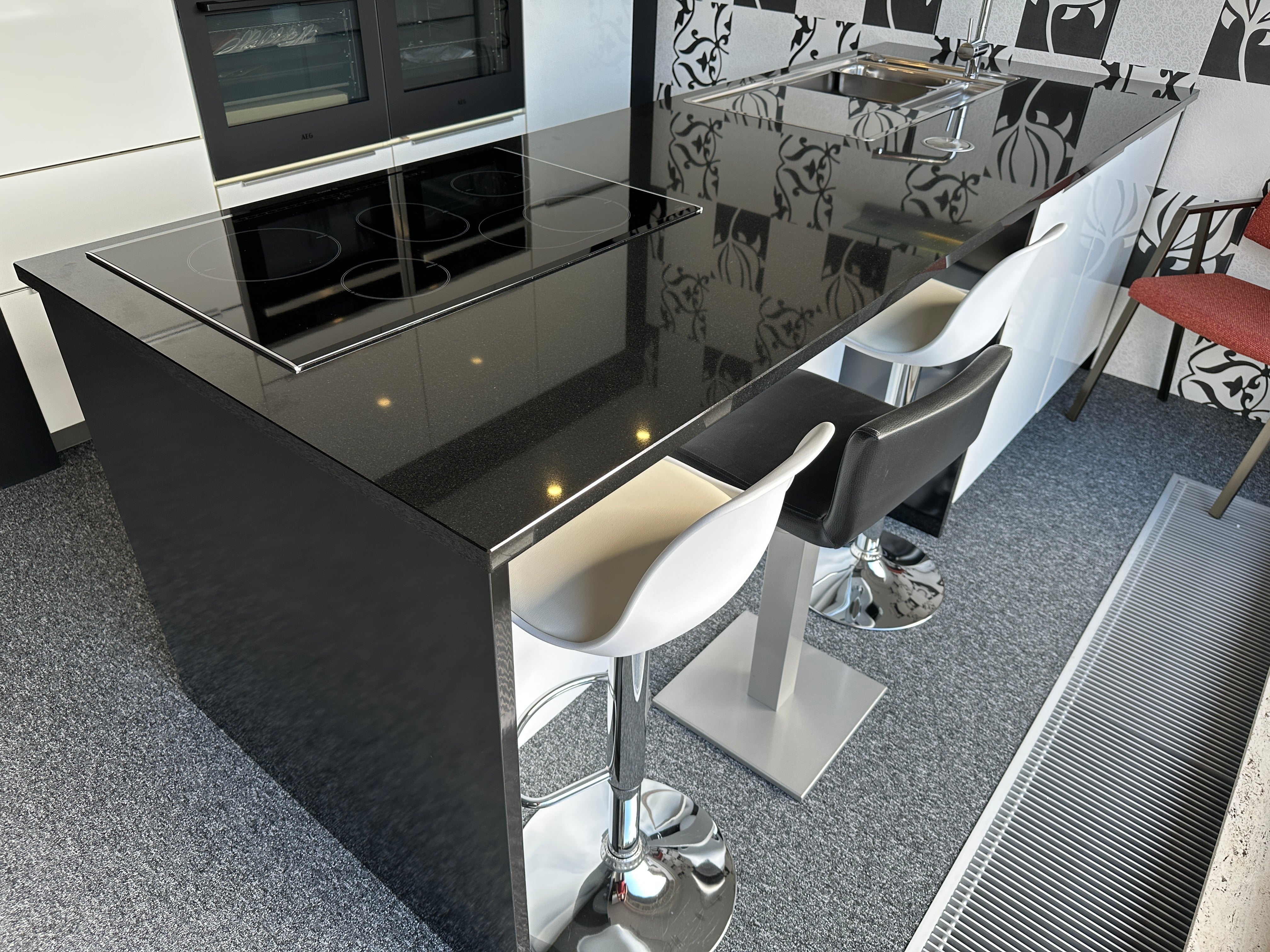 01720 - Witte eilandkeuken met bar