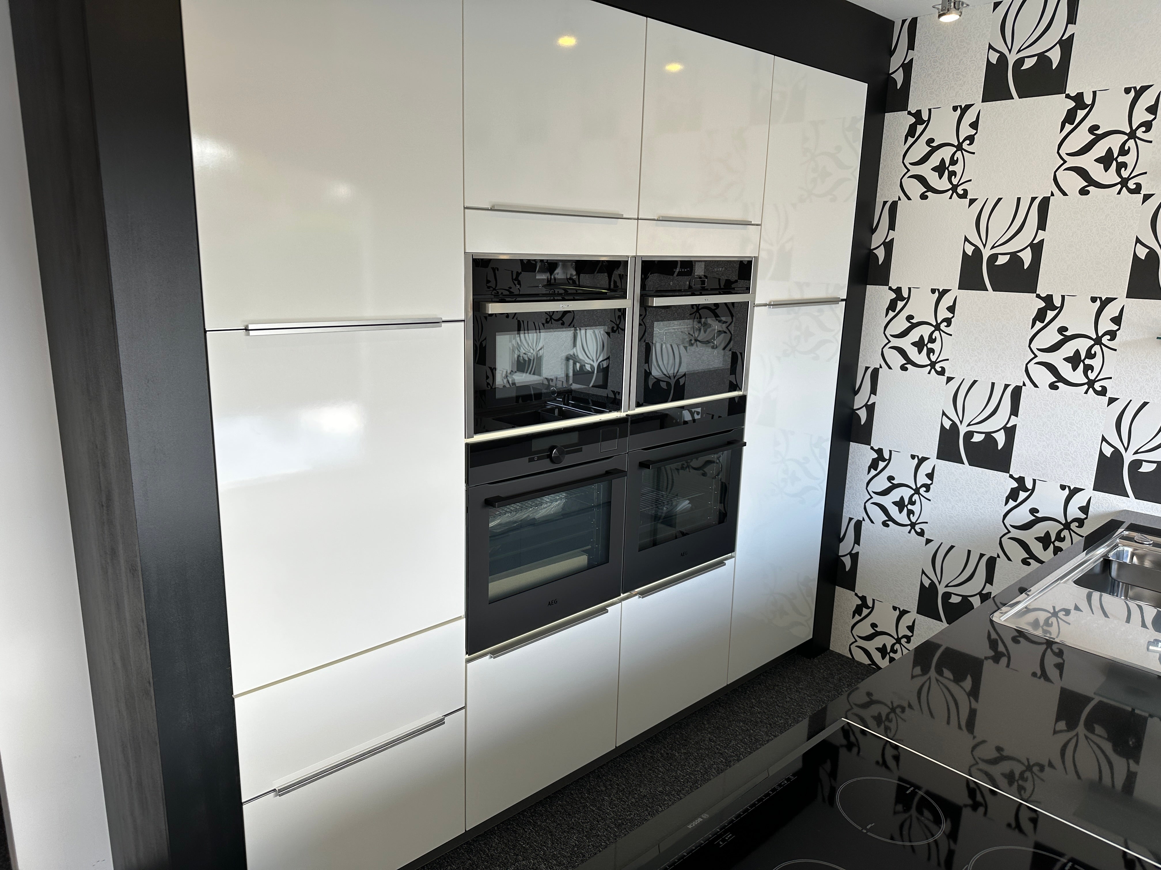 01720 - Witte eilandkeuken met bar