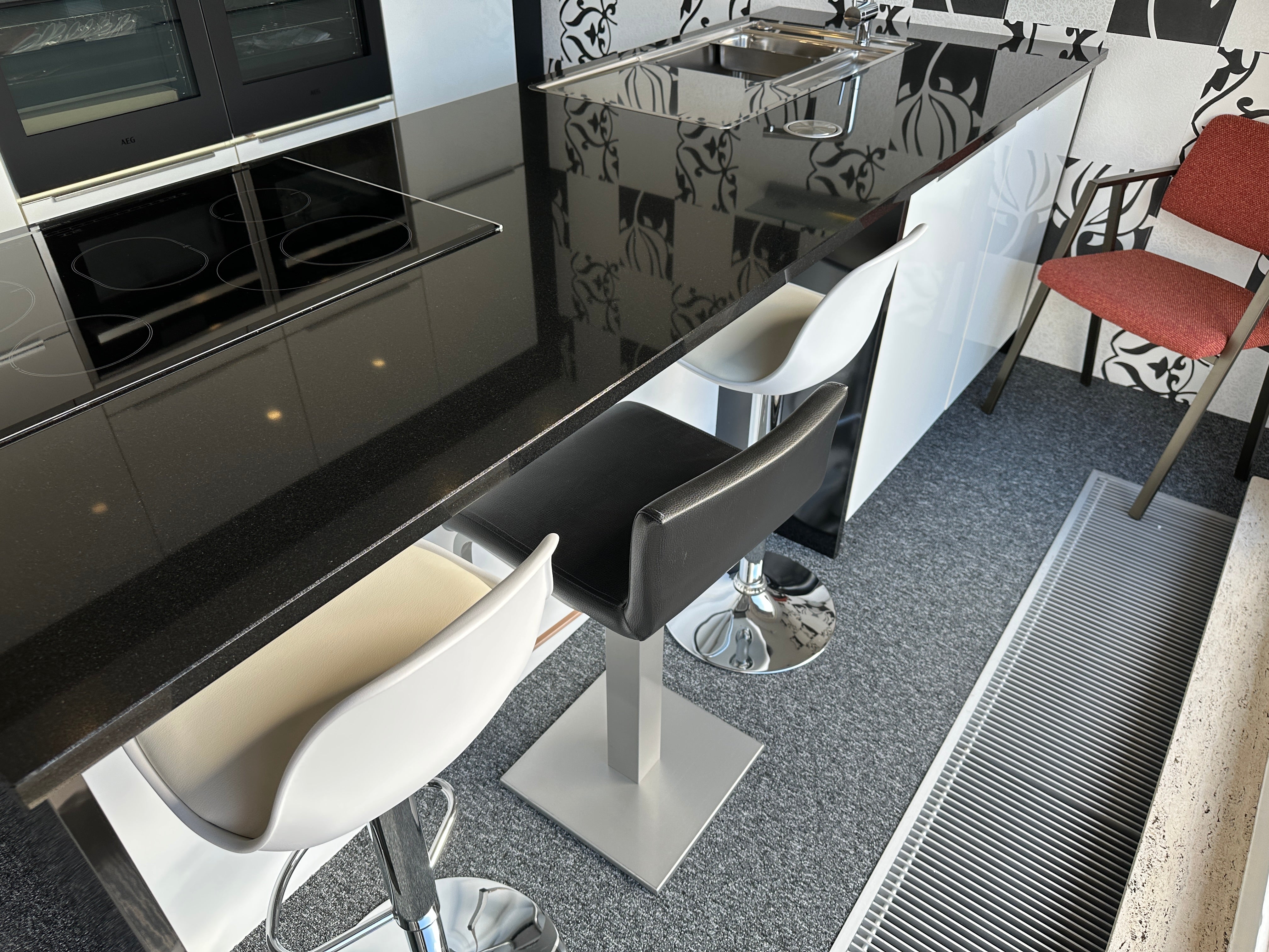 01720 - Witte eilandkeuken met bar