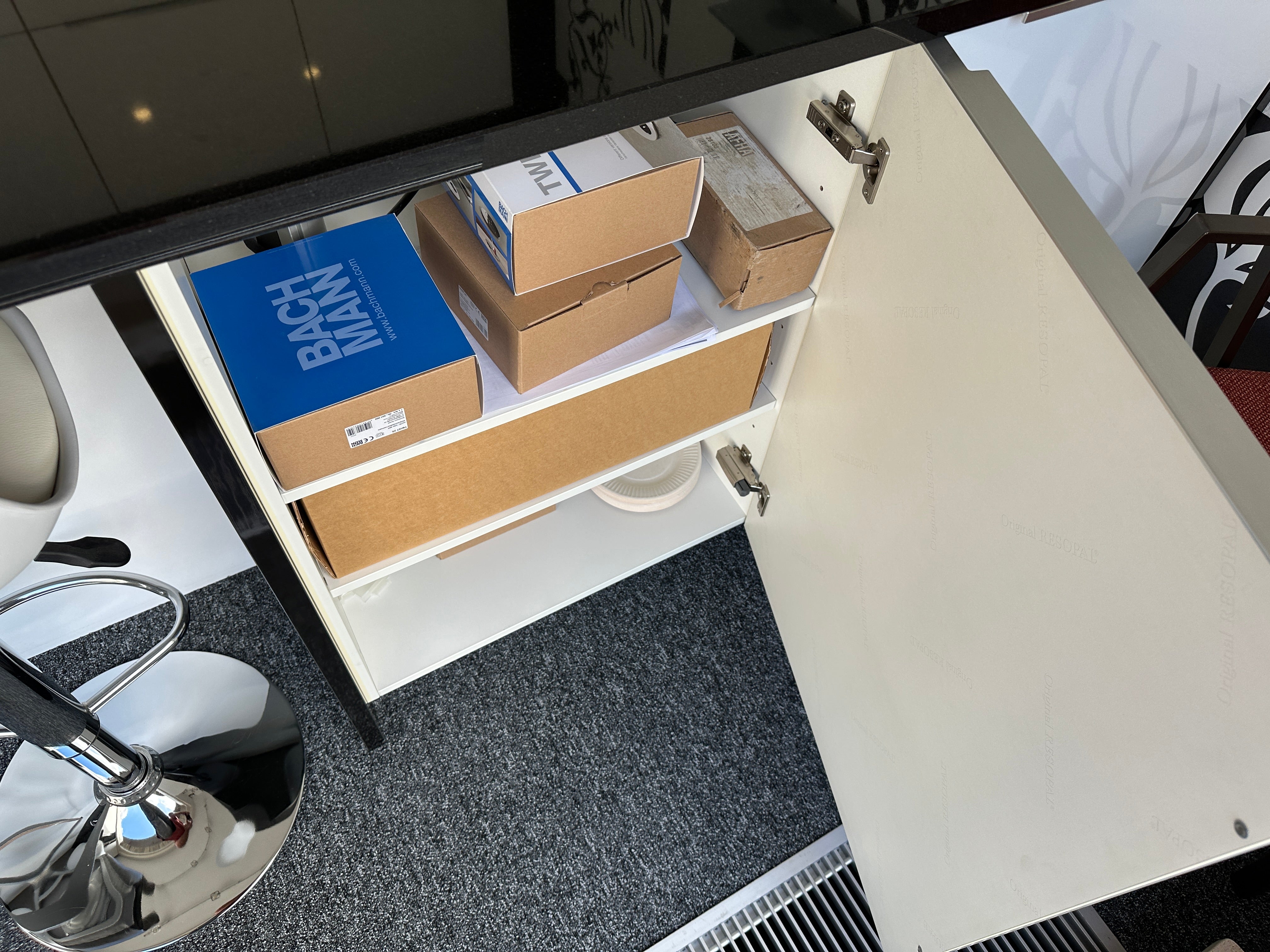 01720 - Witte eilandkeuken met bar