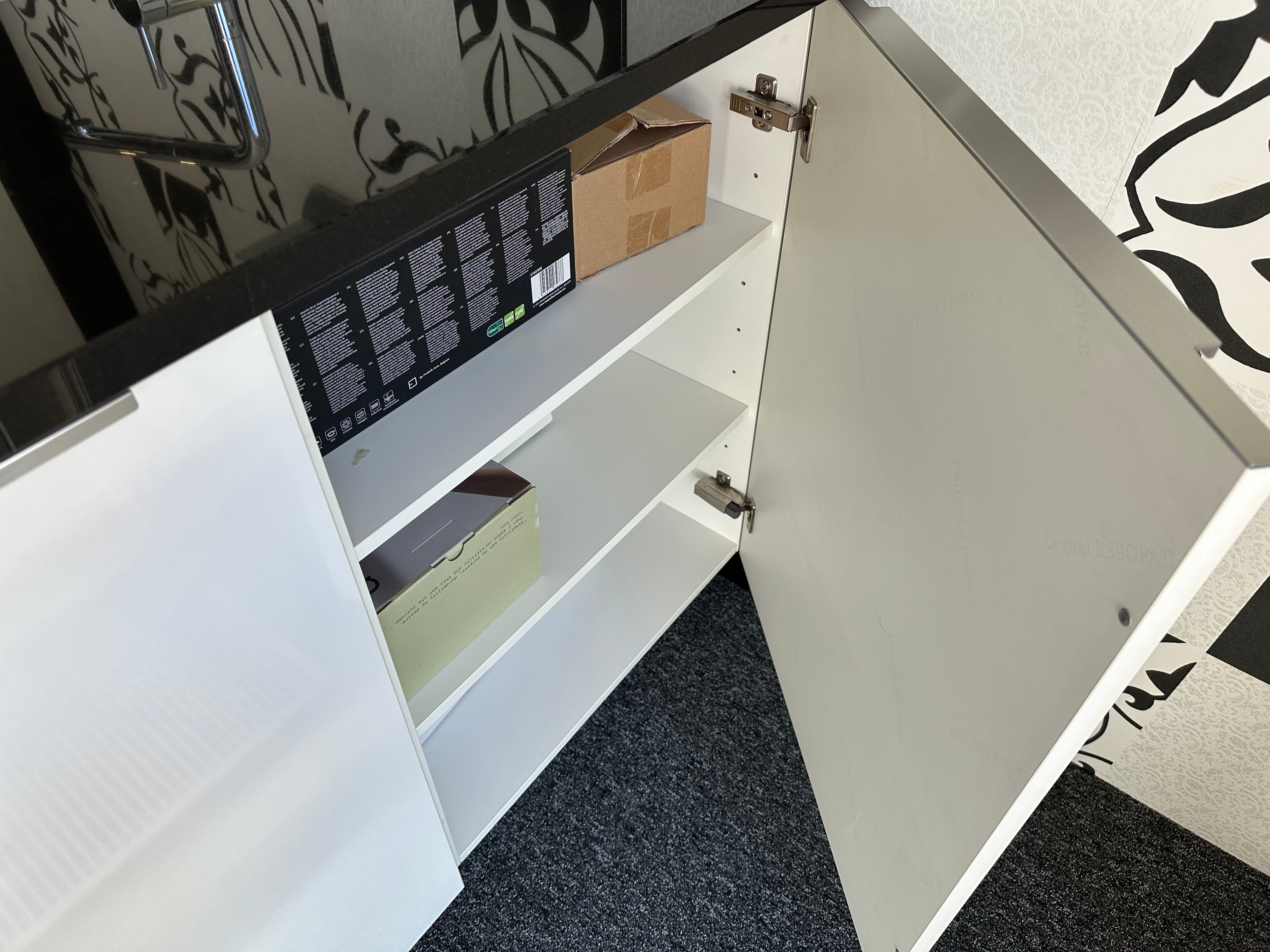 01720 - Witte eilandkeuken met bar