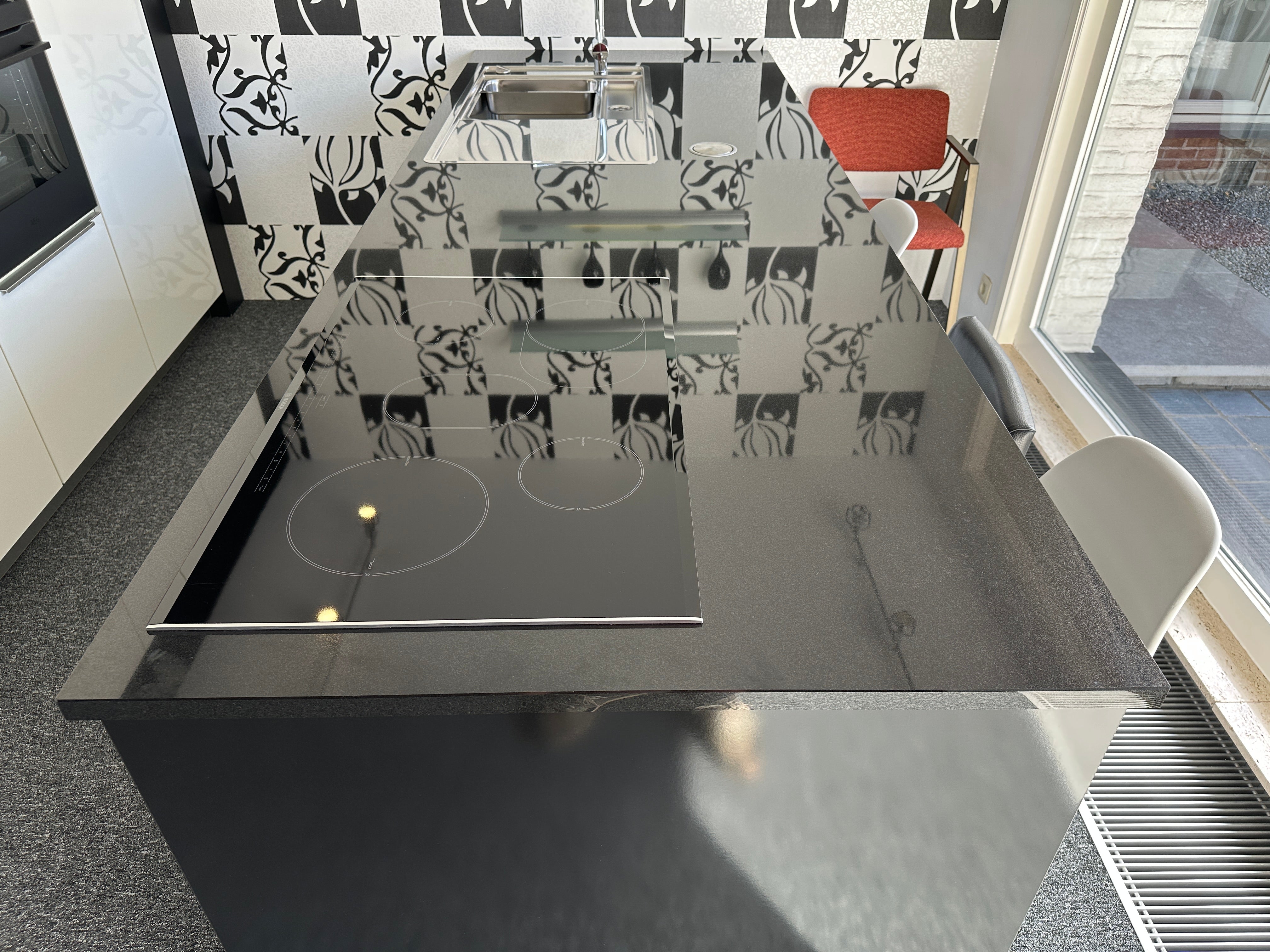 01720 - Witte eilandkeuken met bar