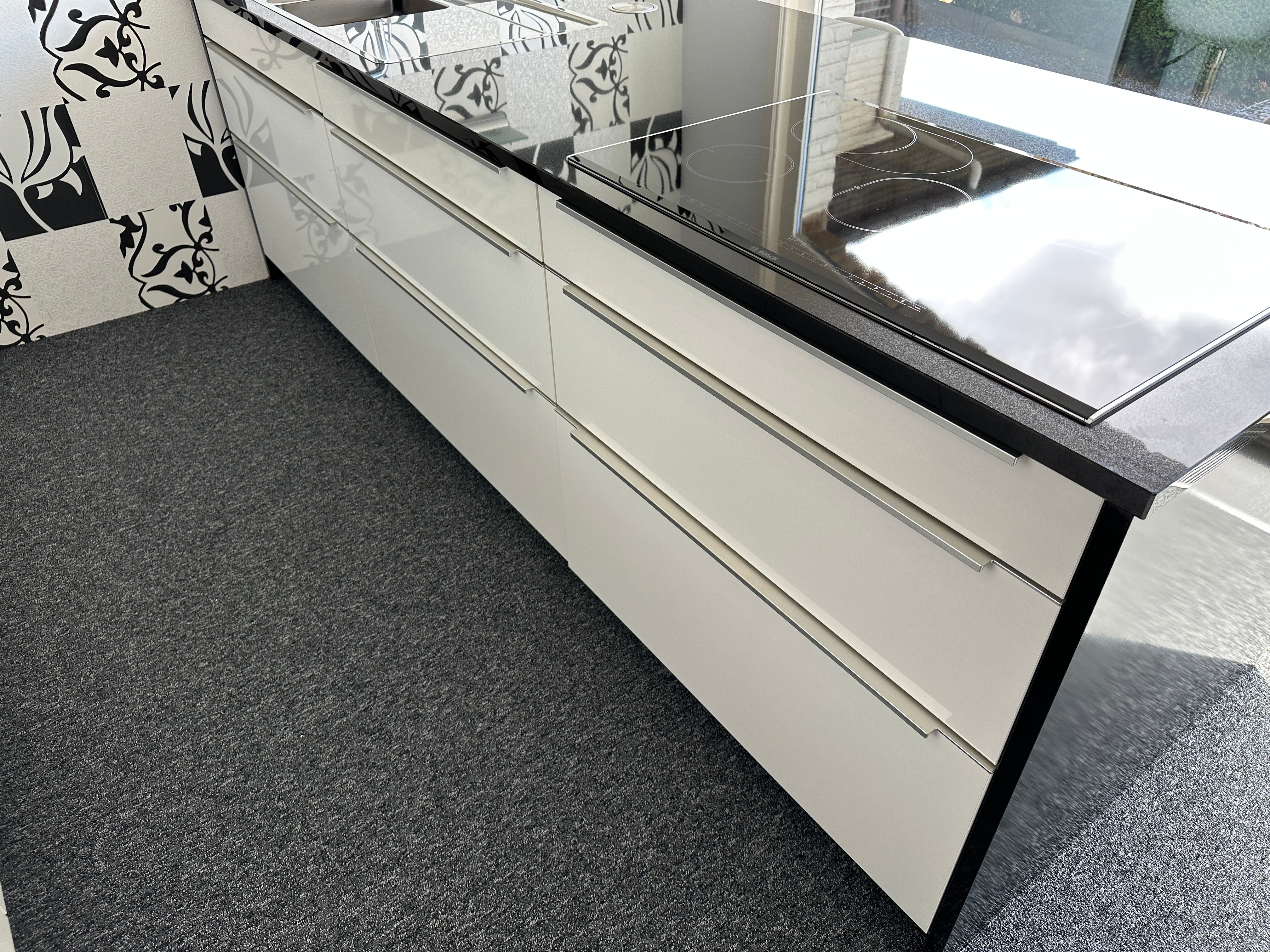 01720 - Witte eilandkeuken met bar