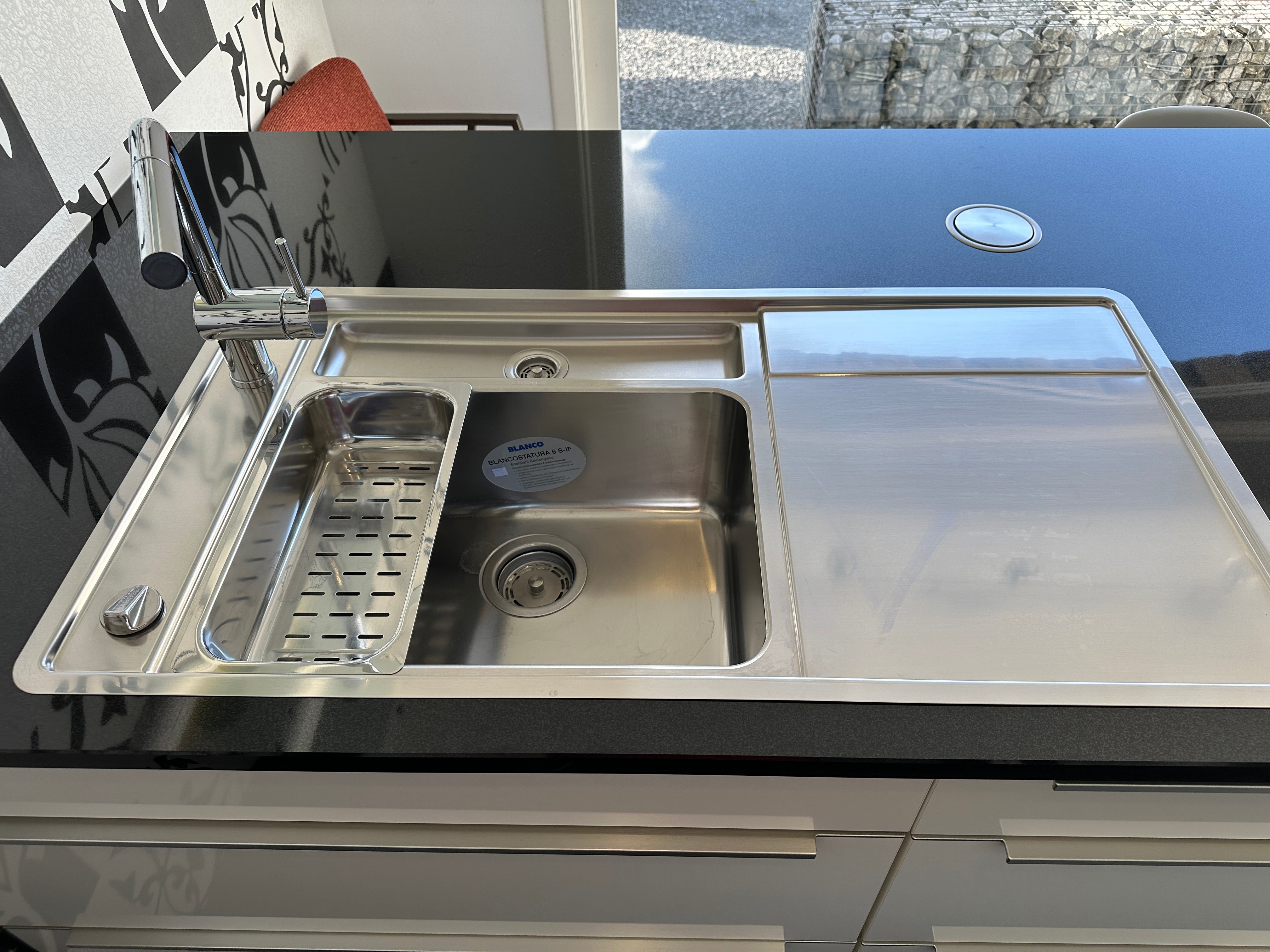 01720 - Witte eilandkeuken met bar