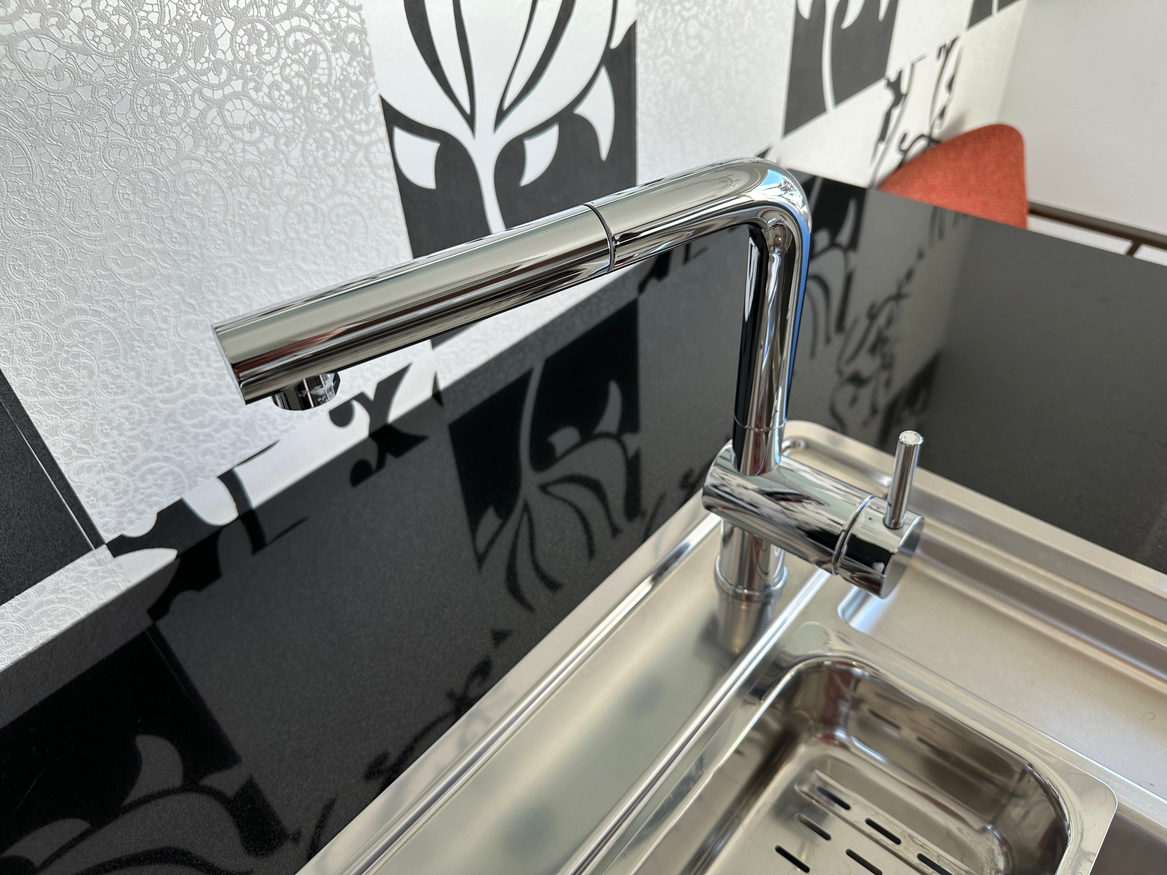 01720 - Witte eilandkeuken met bar