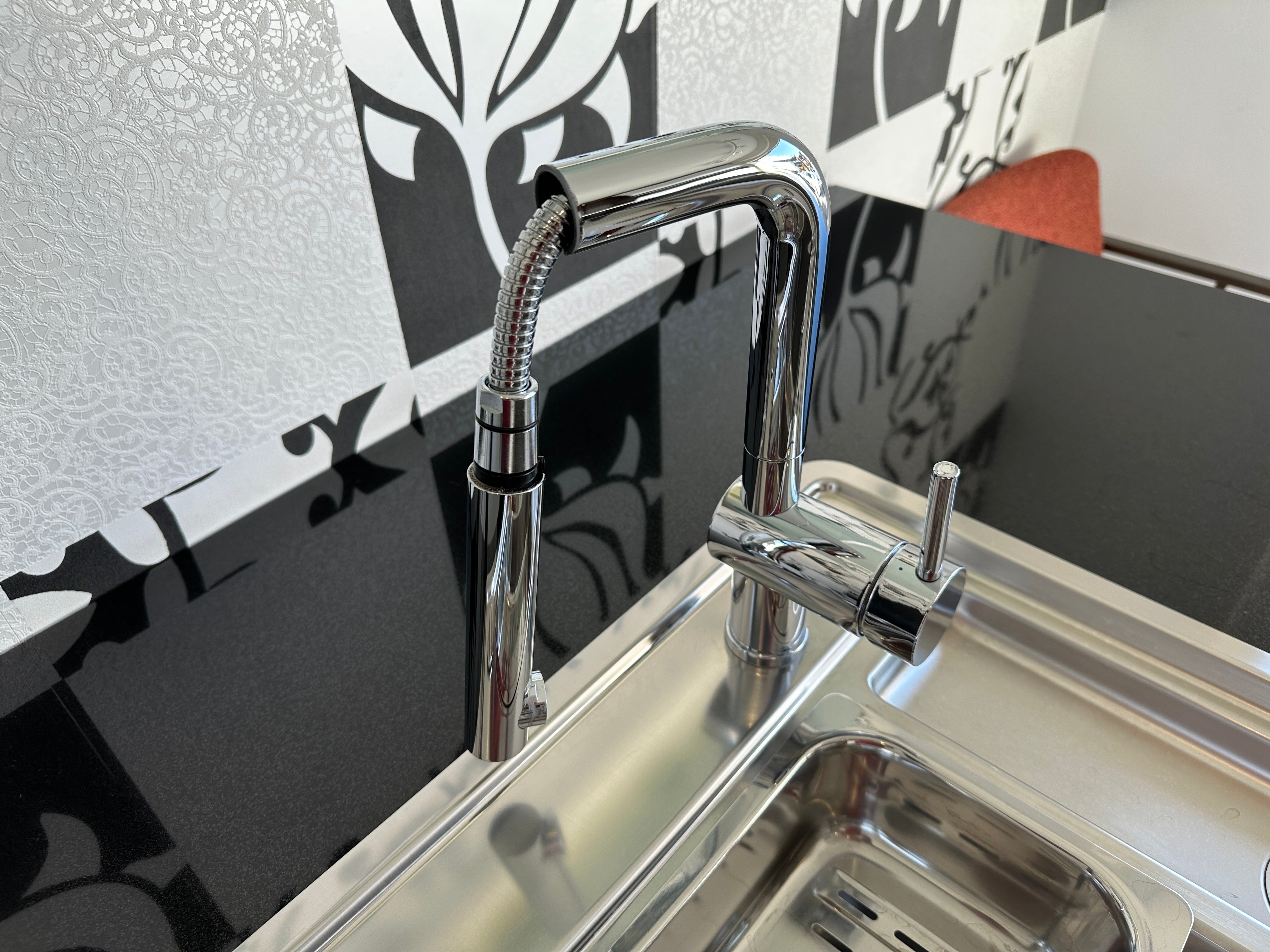 01720 - Witte eilandkeuken met bar