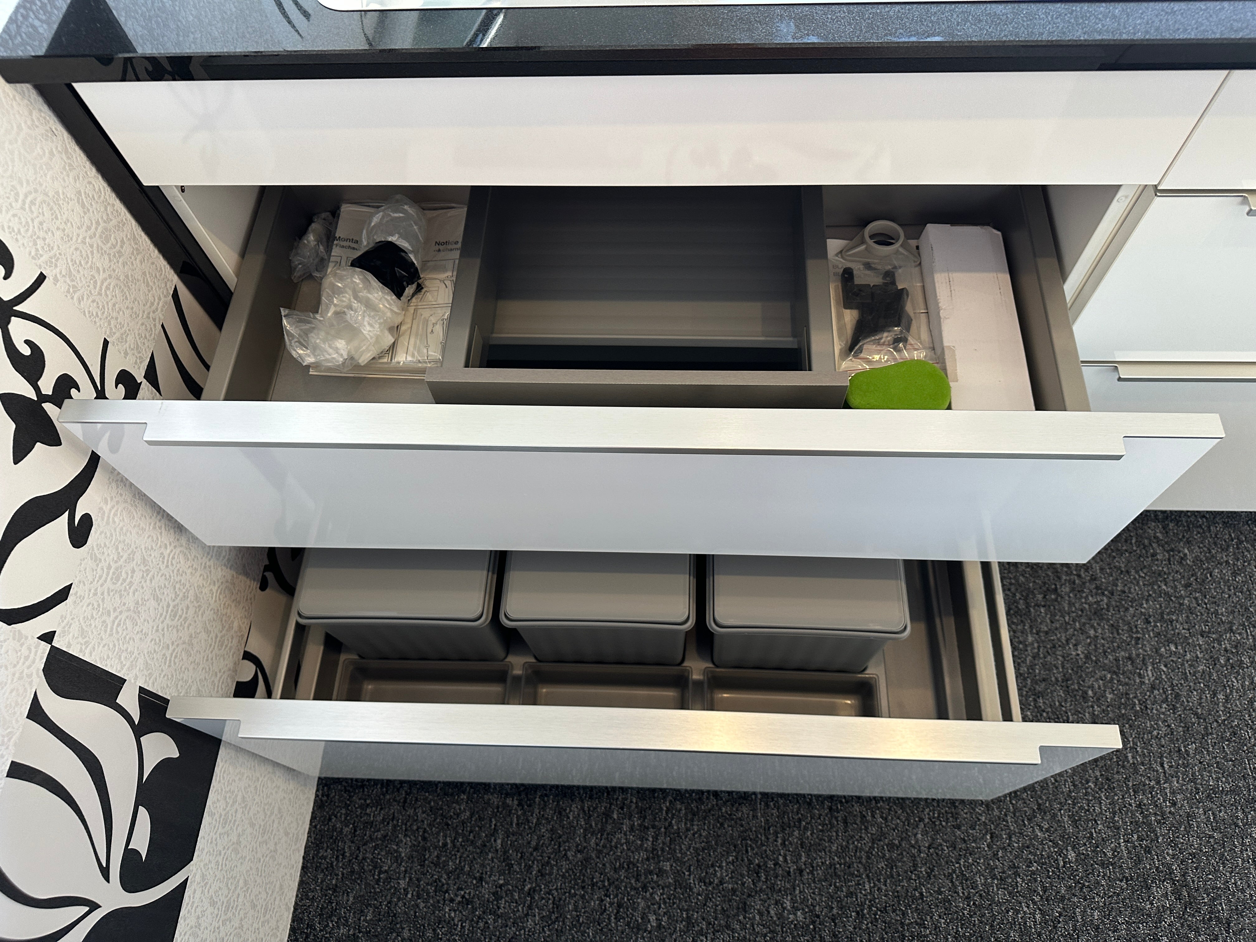01720 - Witte eilandkeuken met bar