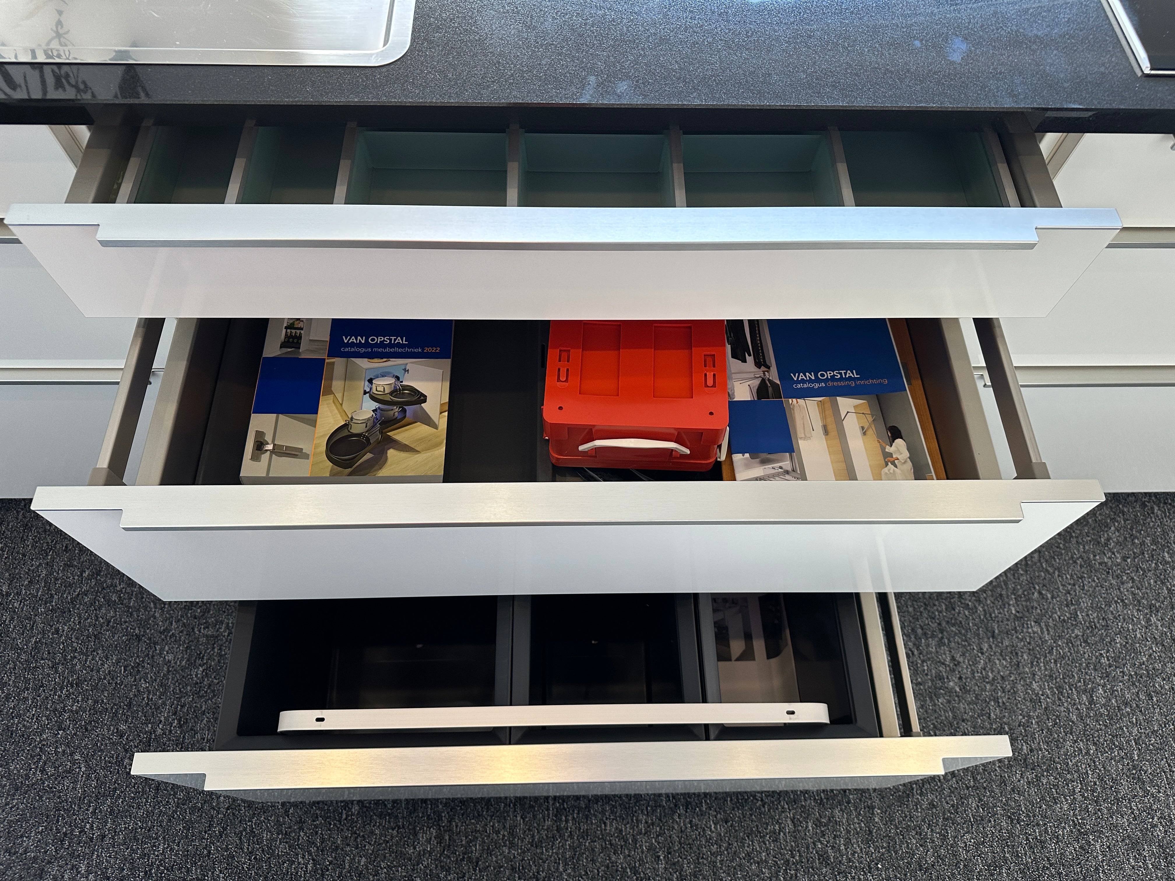 01720 - Witte eilandkeuken met bar