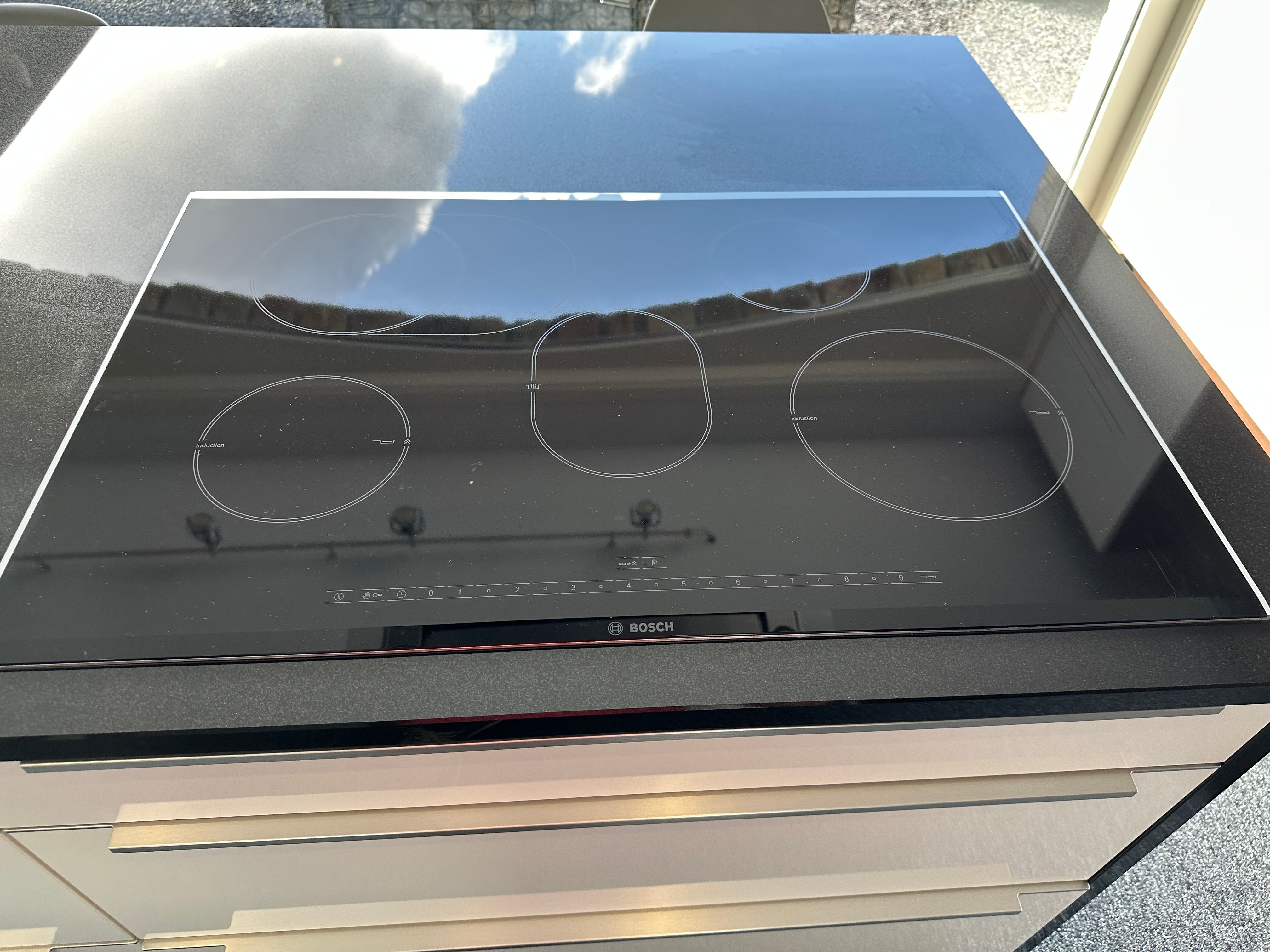 01720 - Witte eilandkeuken met bar