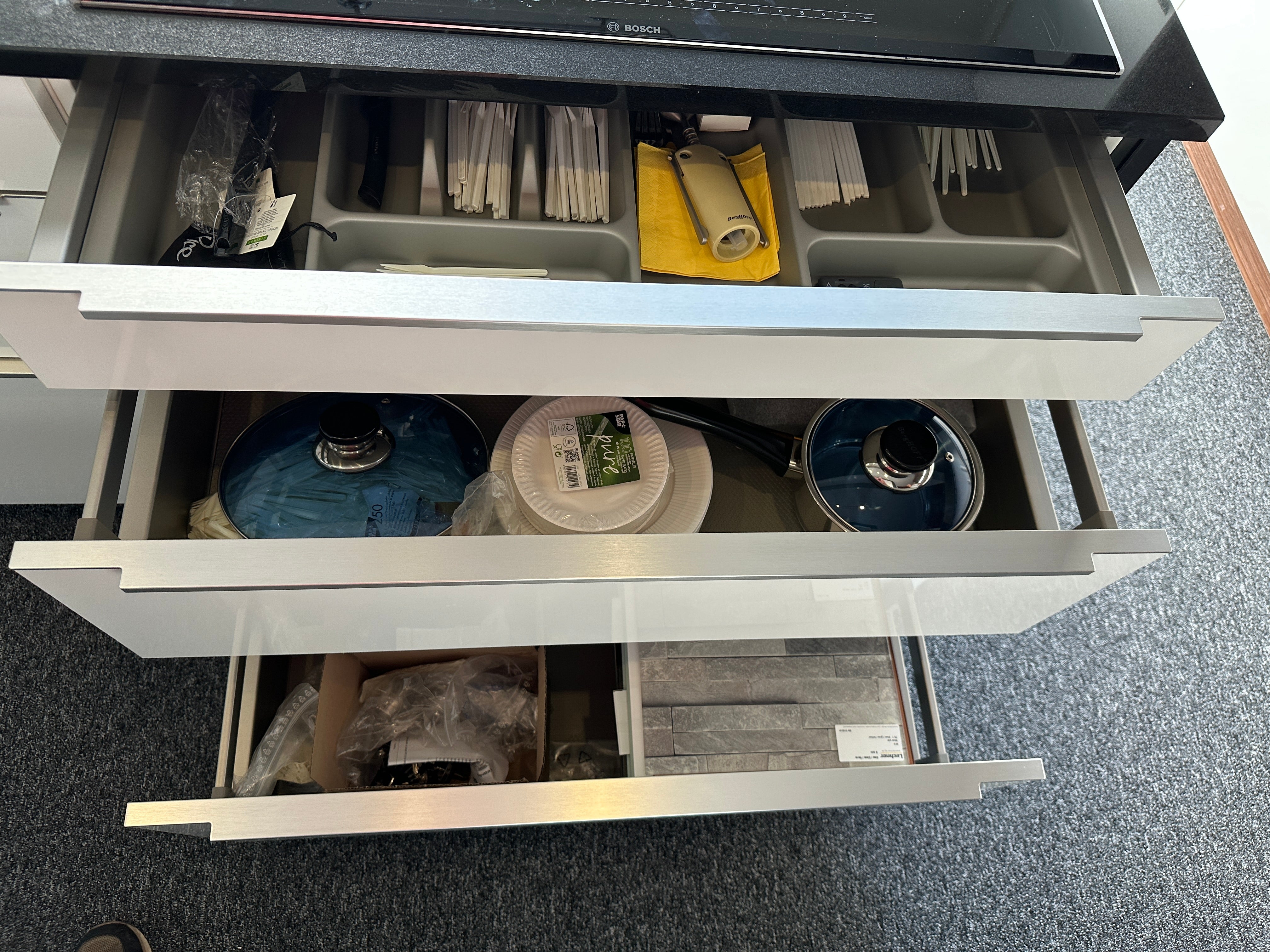 01720 - Witte eilandkeuken met bar