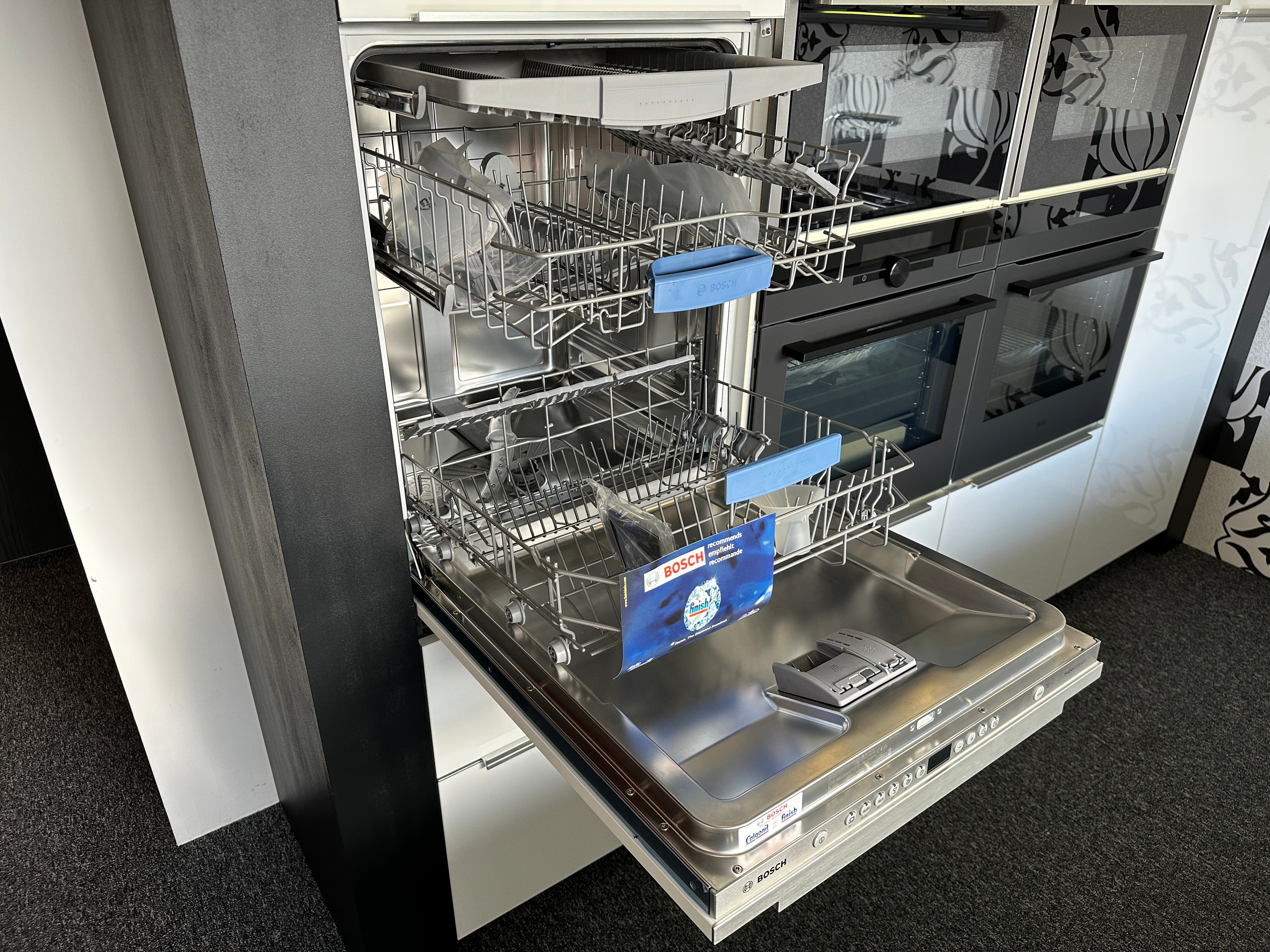 01720 - Witte eilandkeuken met bar