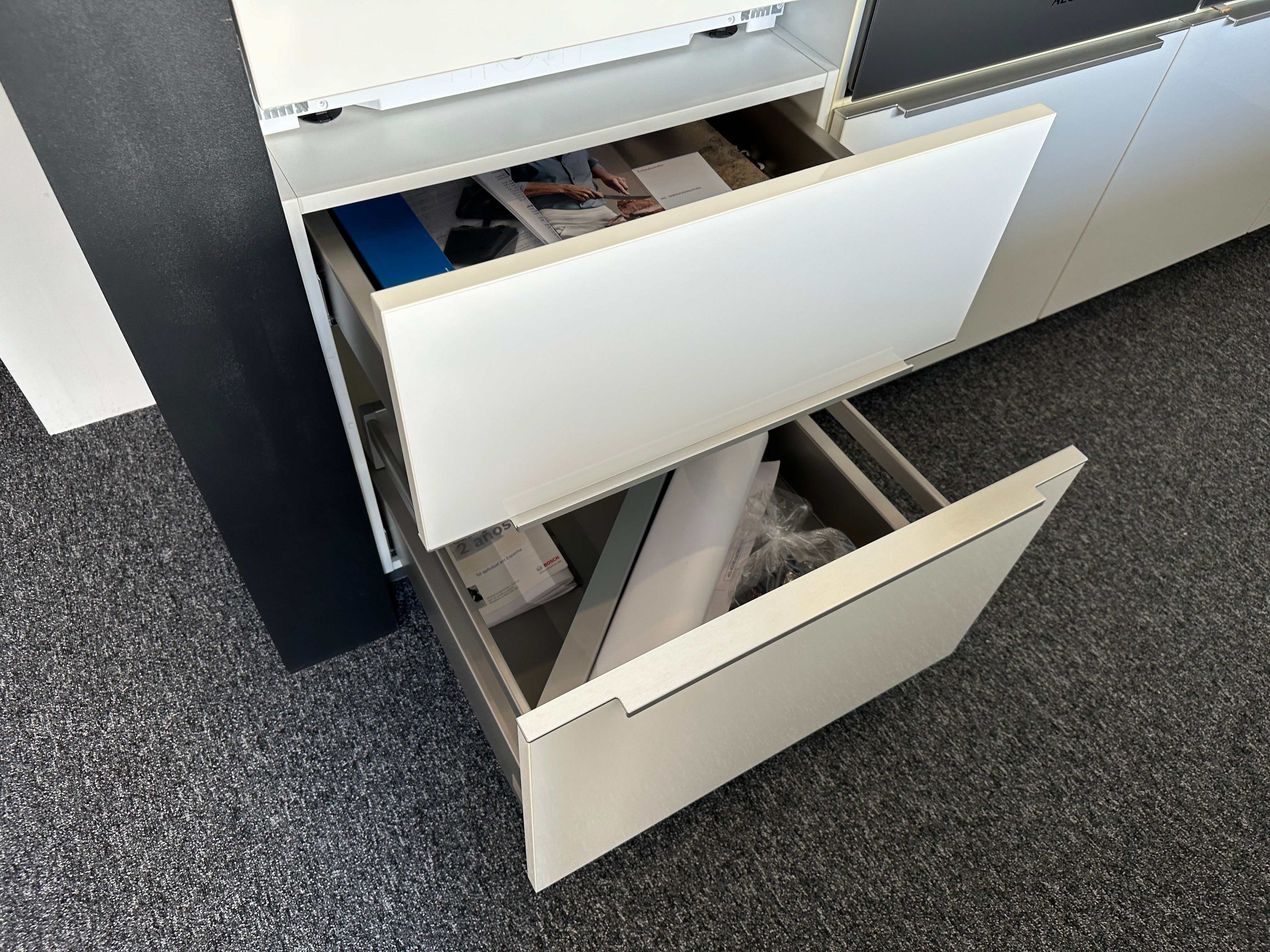 01720 - Witte eilandkeuken met bar