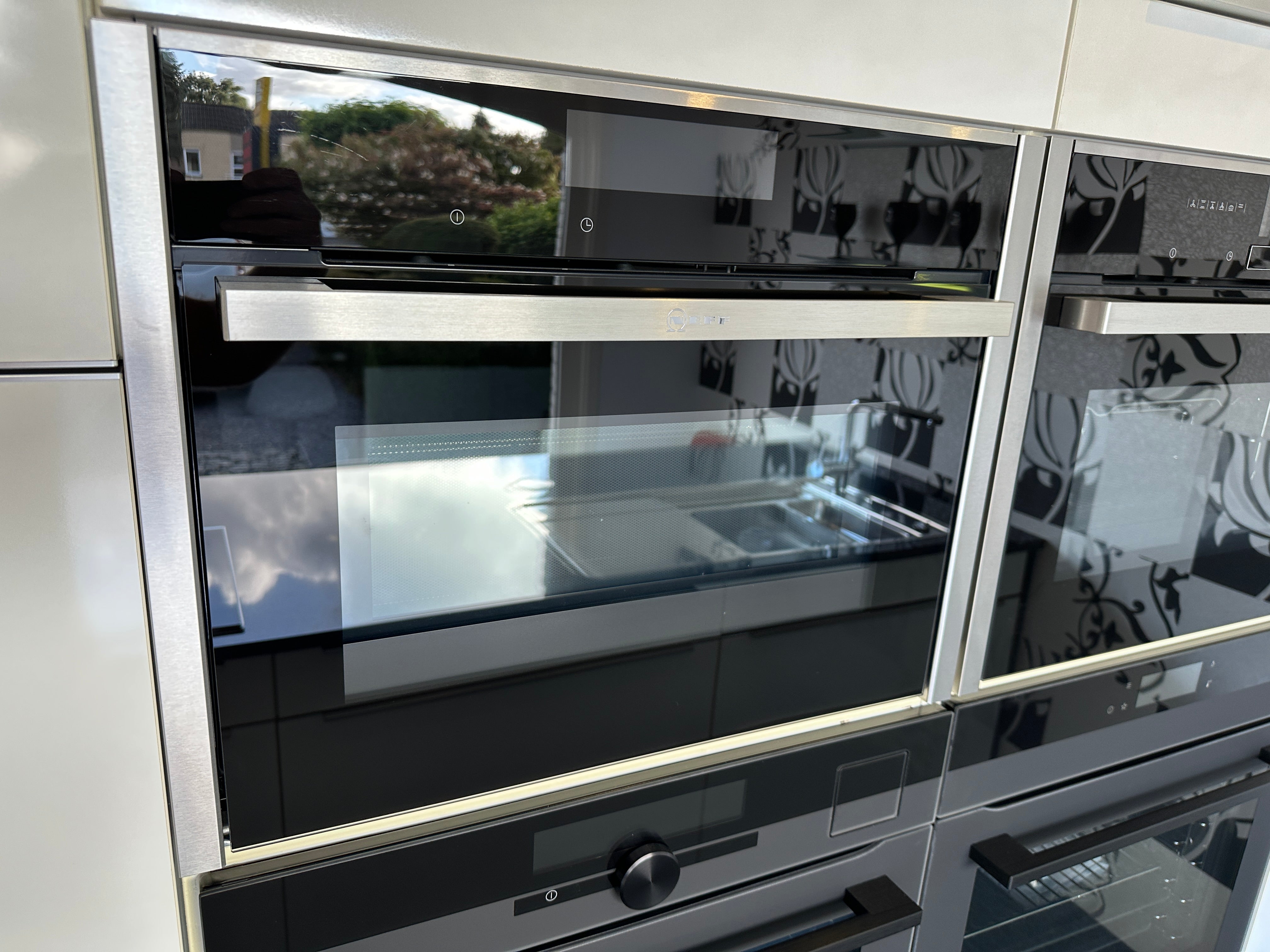 01720 - Witte eilandkeuken met bar