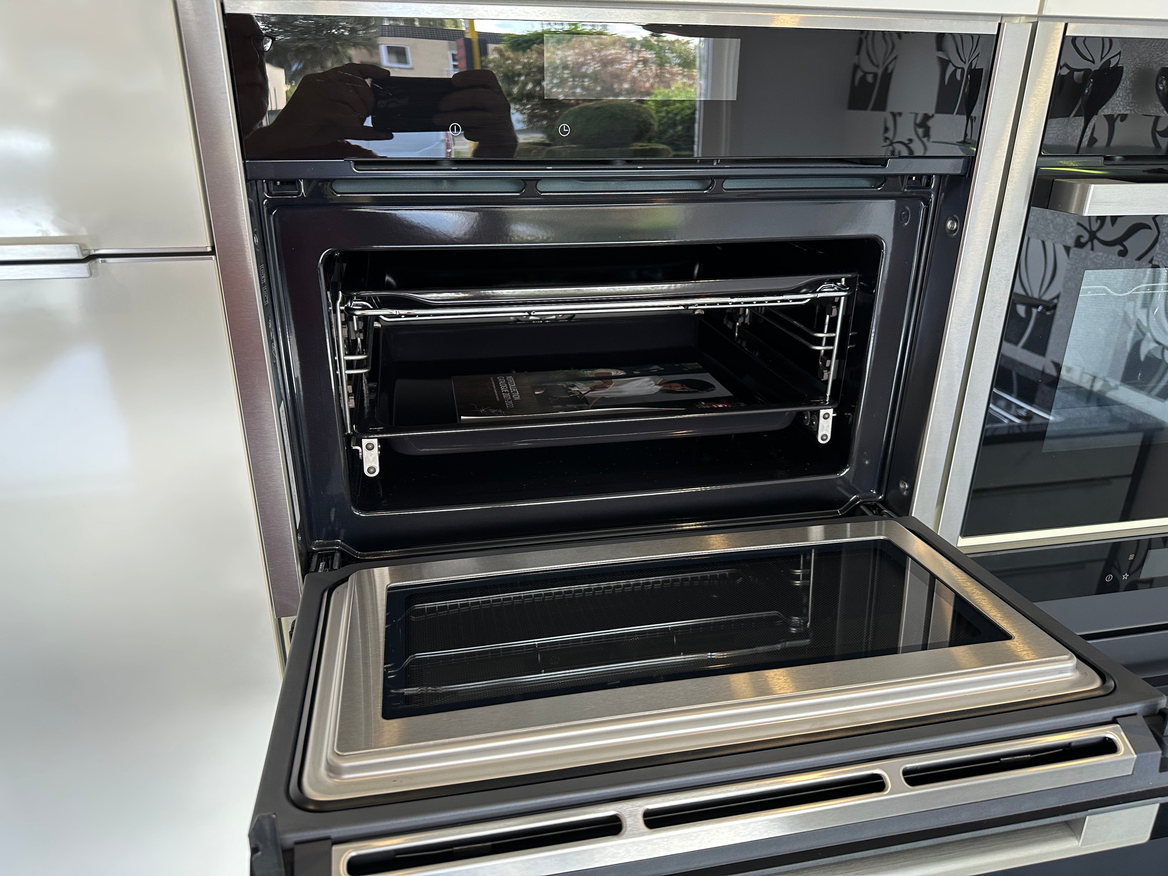 01720 - Witte eilandkeuken met bar