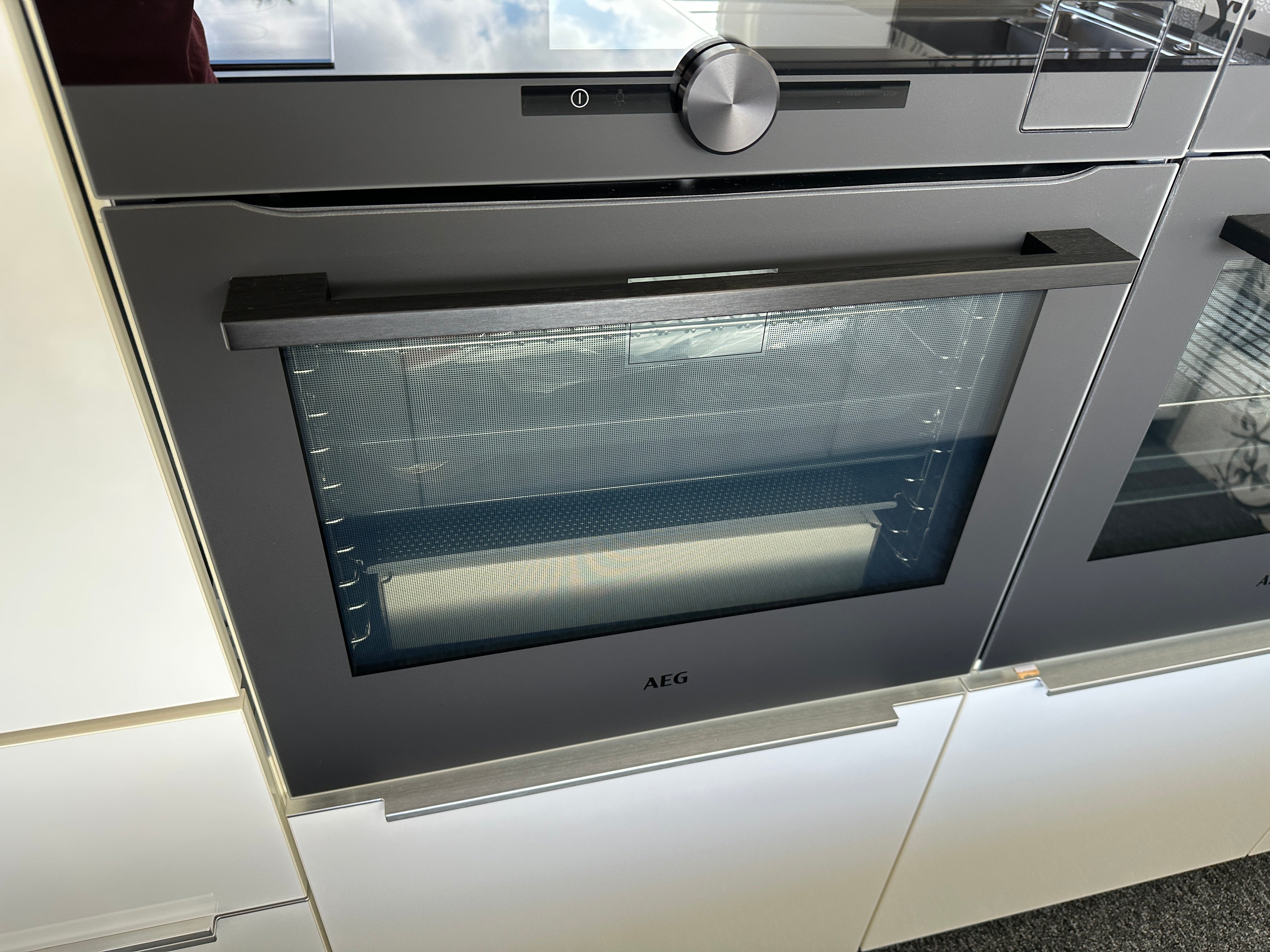 01720 - Witte eilandkeuken met bar