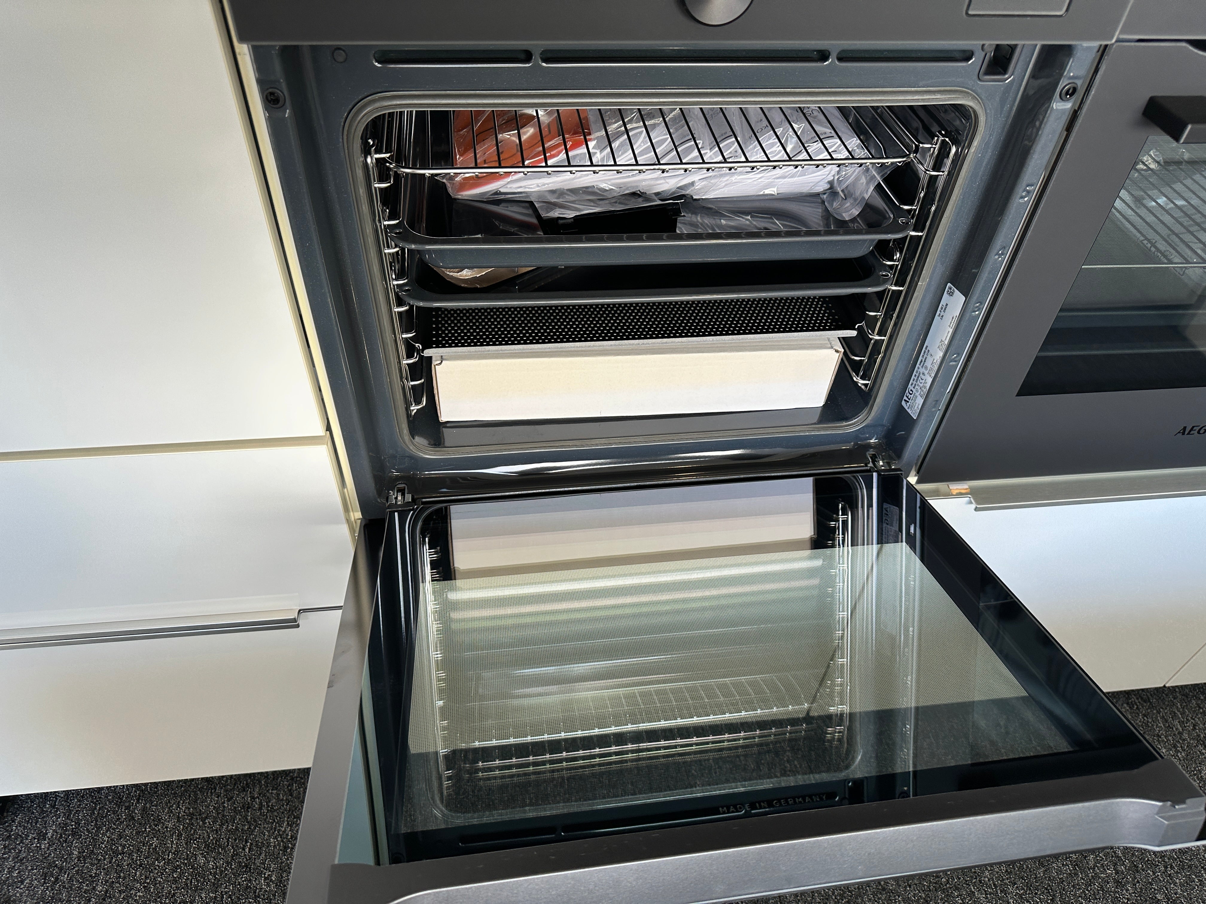 01720 - Witte eilandkeuken met bar