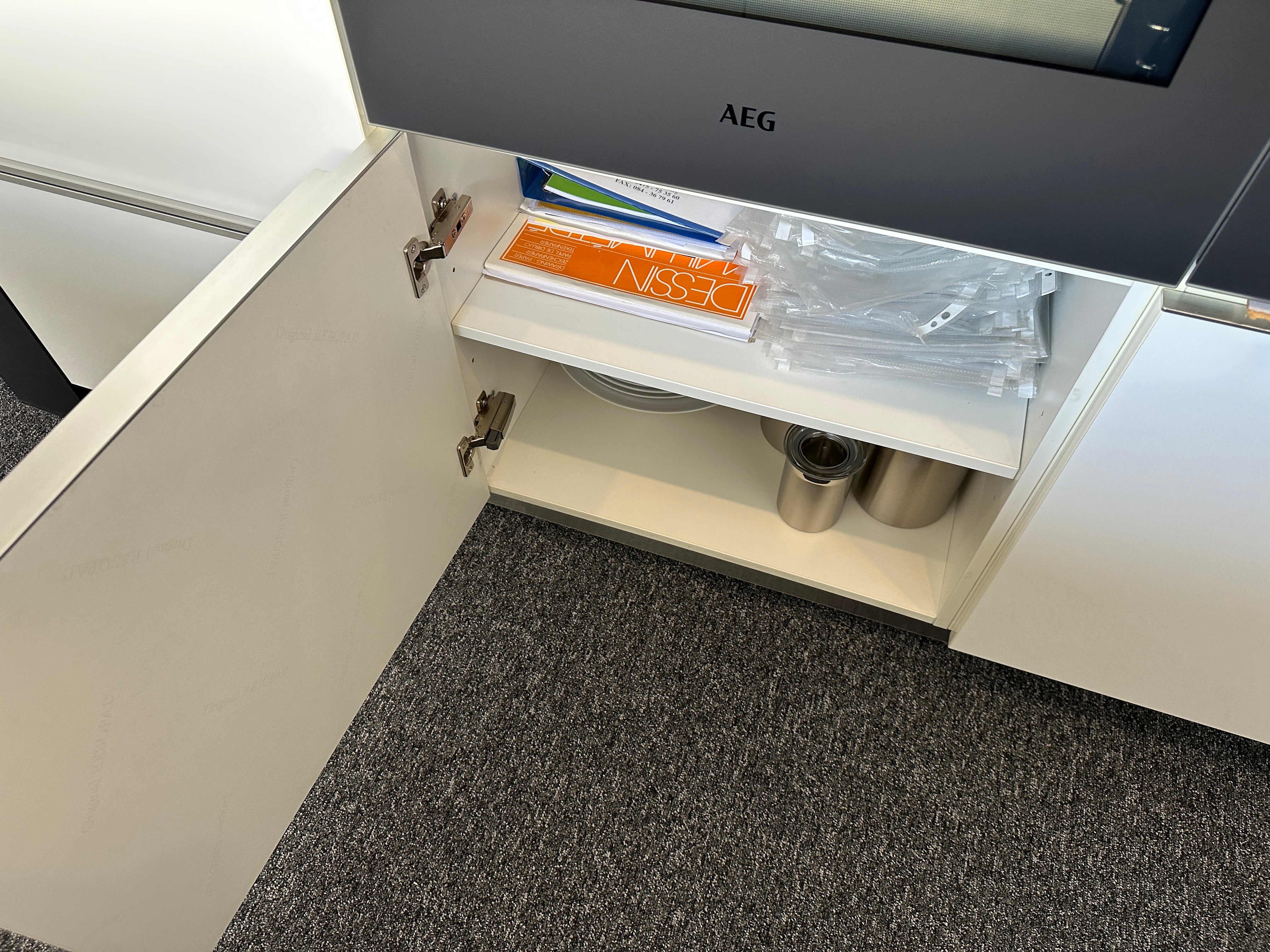 01720 - Witte eilandkeuken met bar