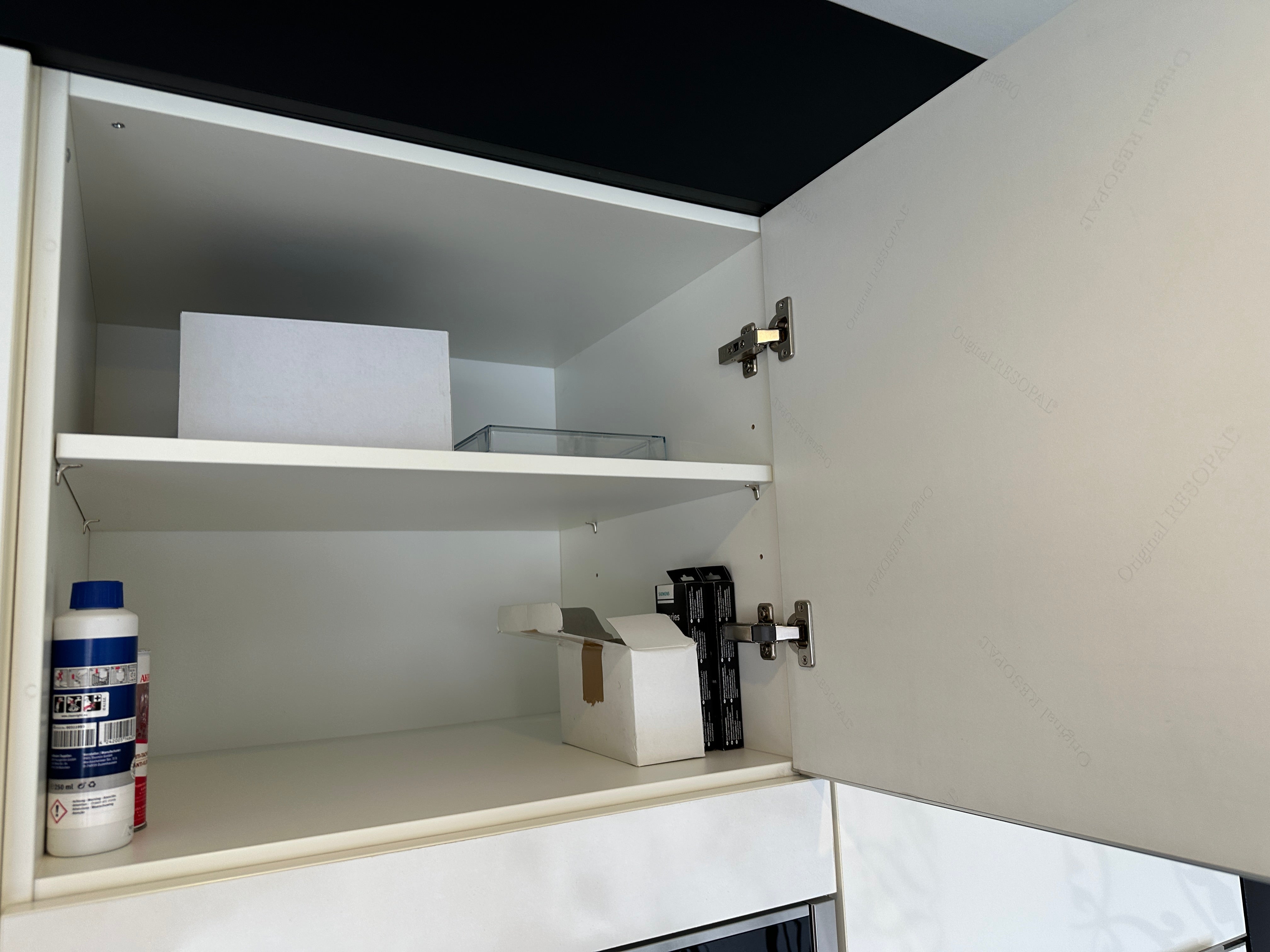 01720 - Witte eilandkeuken met bar