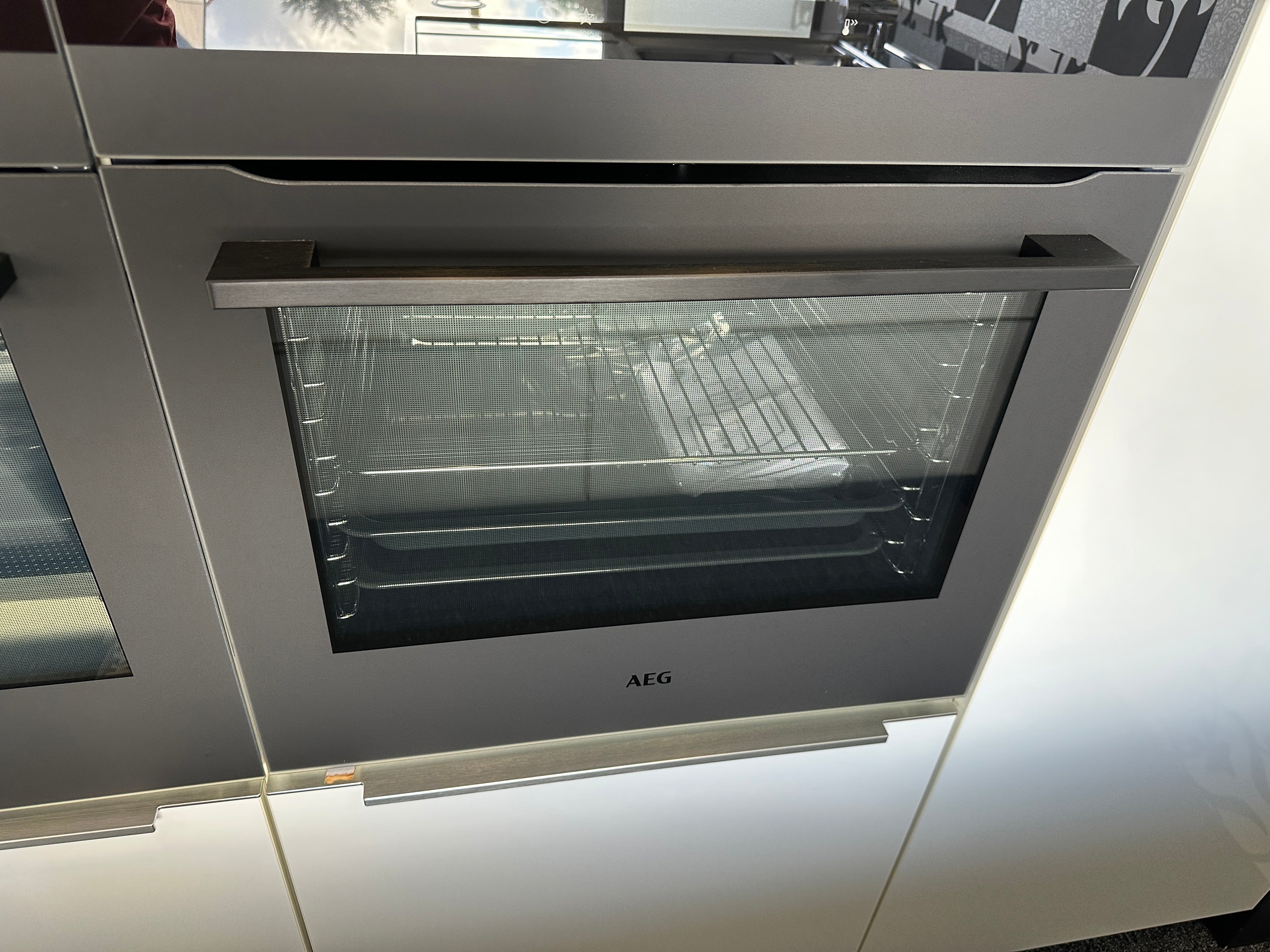 01720 - Witte eilandkeuken met bar