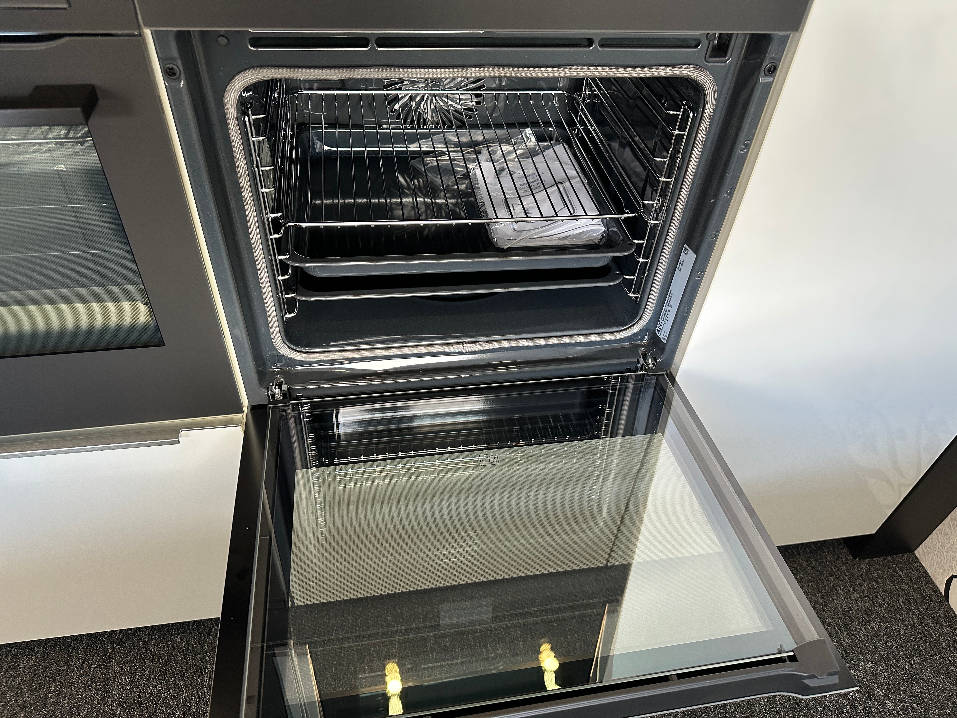01720 - Witte eilandkeuken met bar
