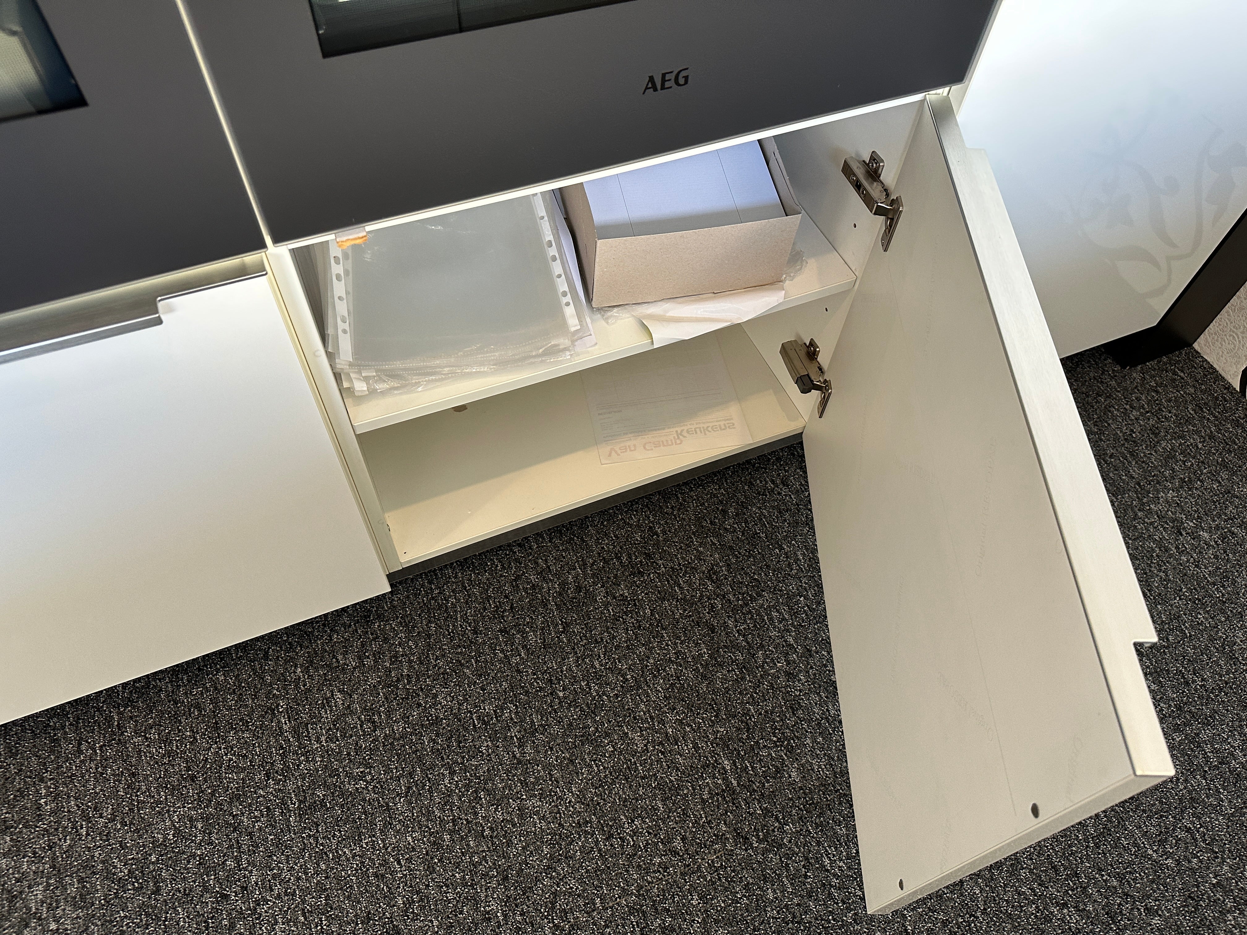 01720 - Witte eilandkeuken met bar