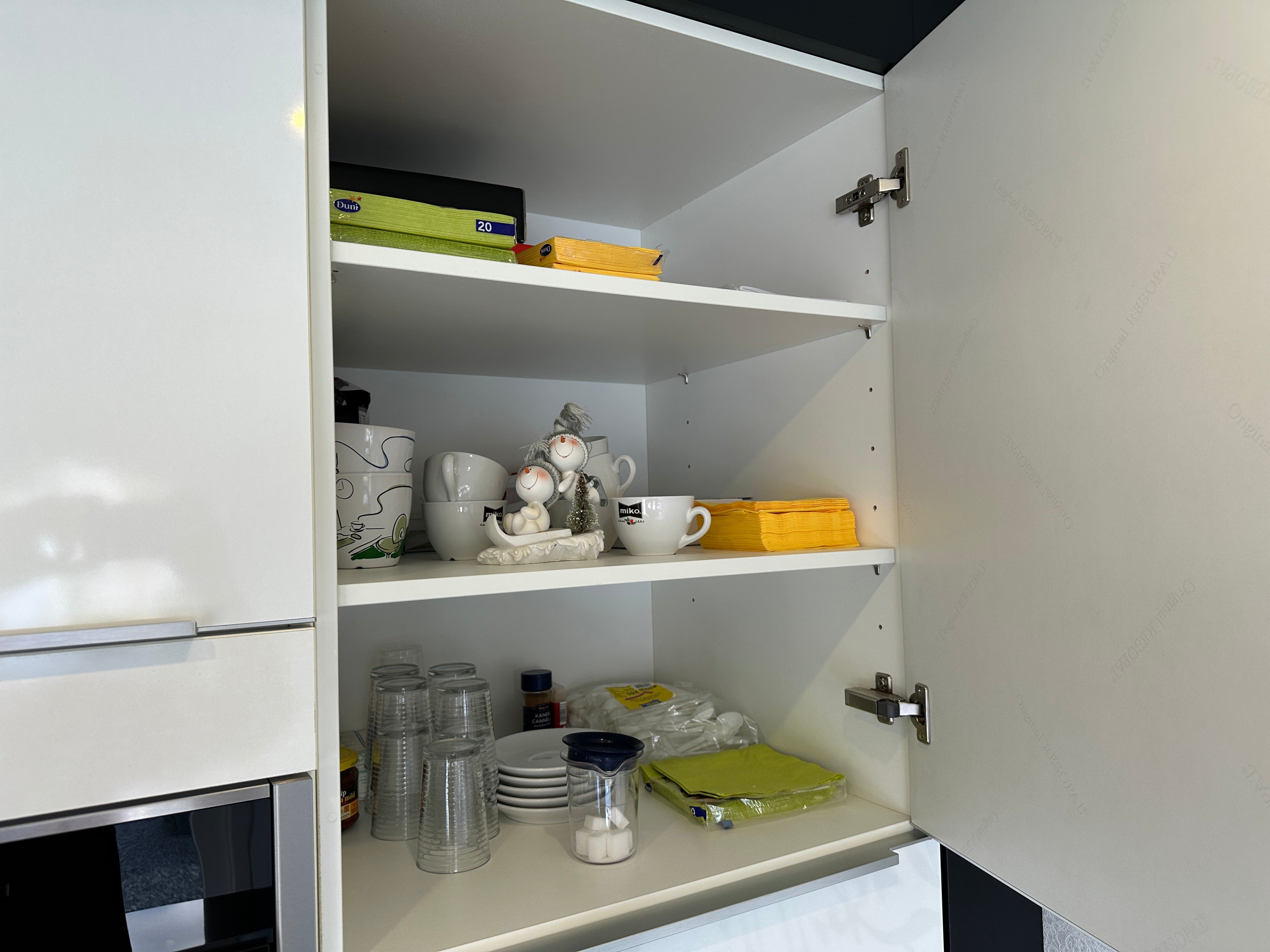 01720 - Witte eilandkeuken met bar