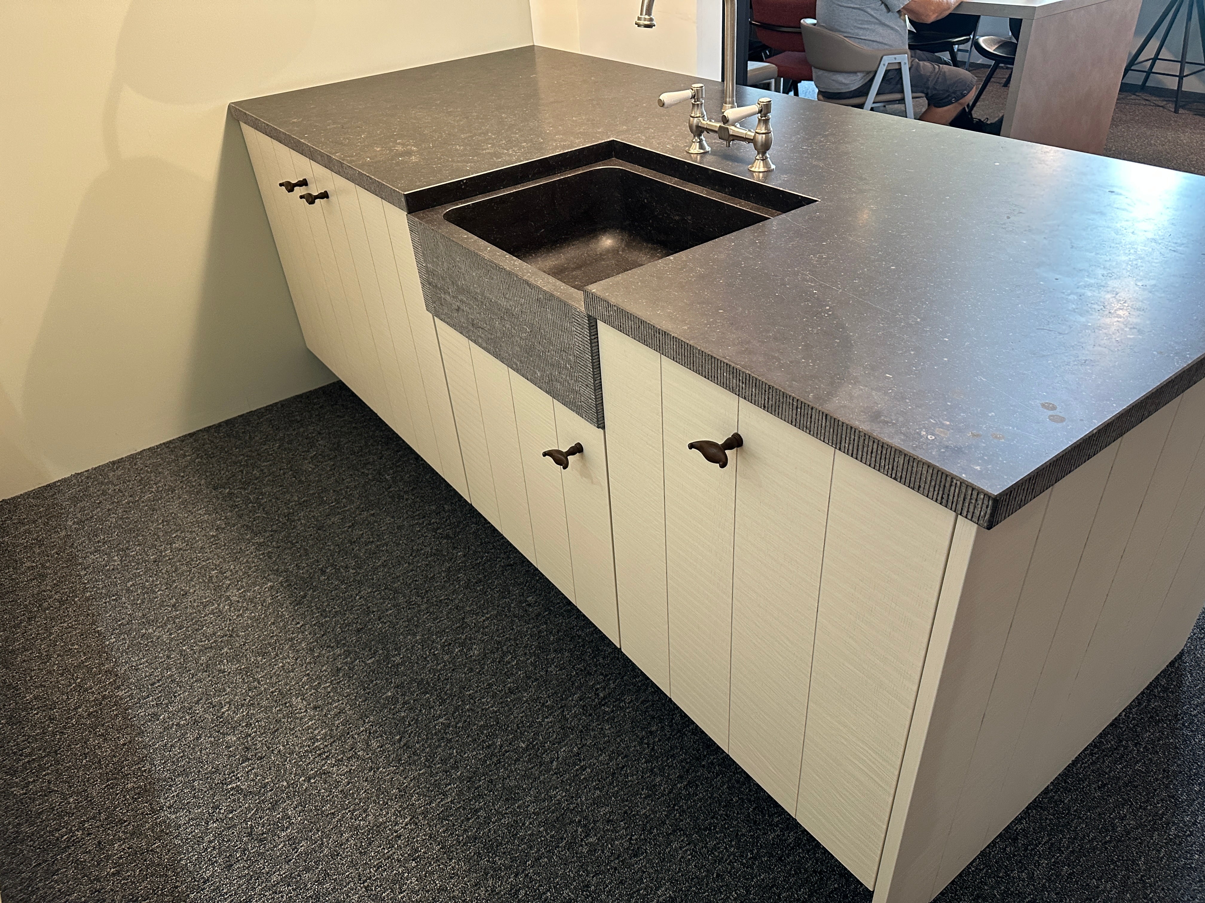 01706 - Witte schiereiland keuken met bar