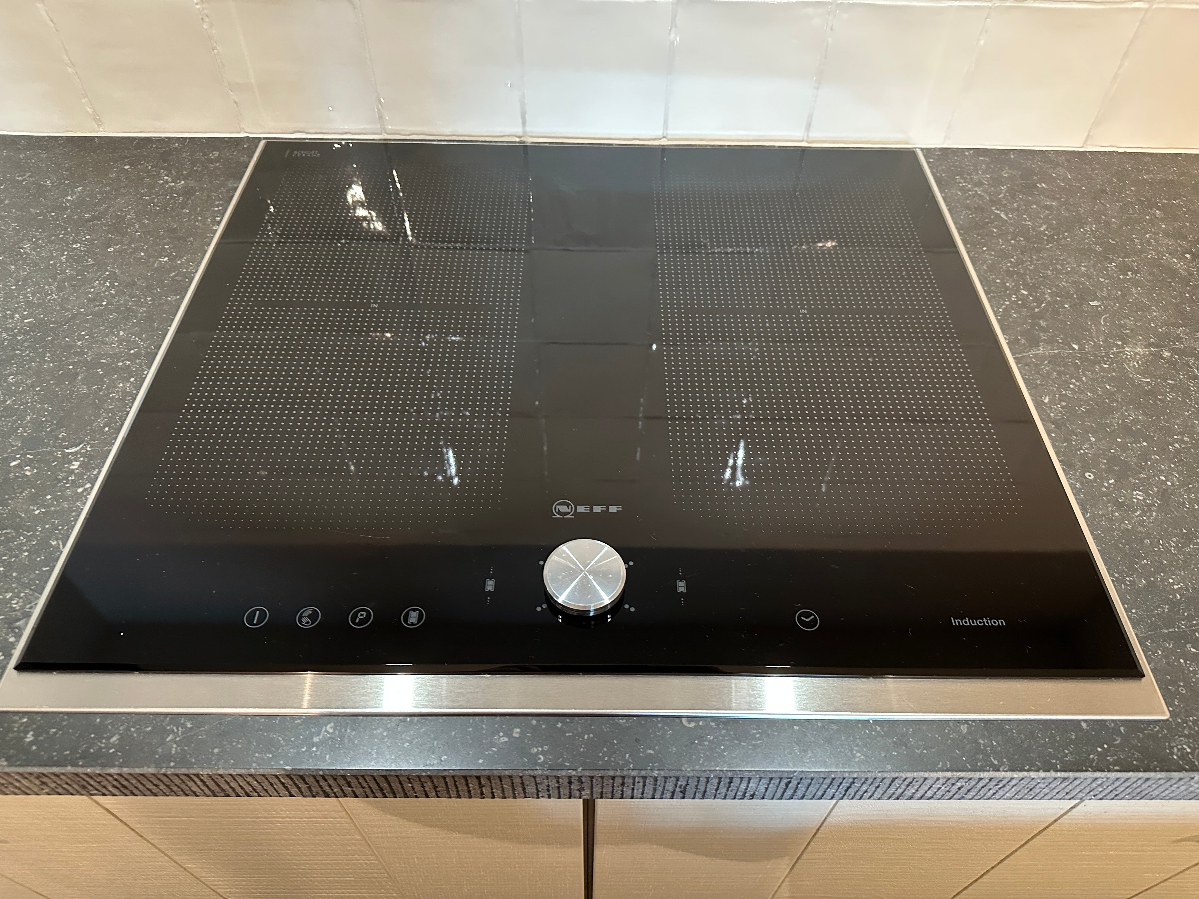 01706 - Witte schiereiland keuken met bar