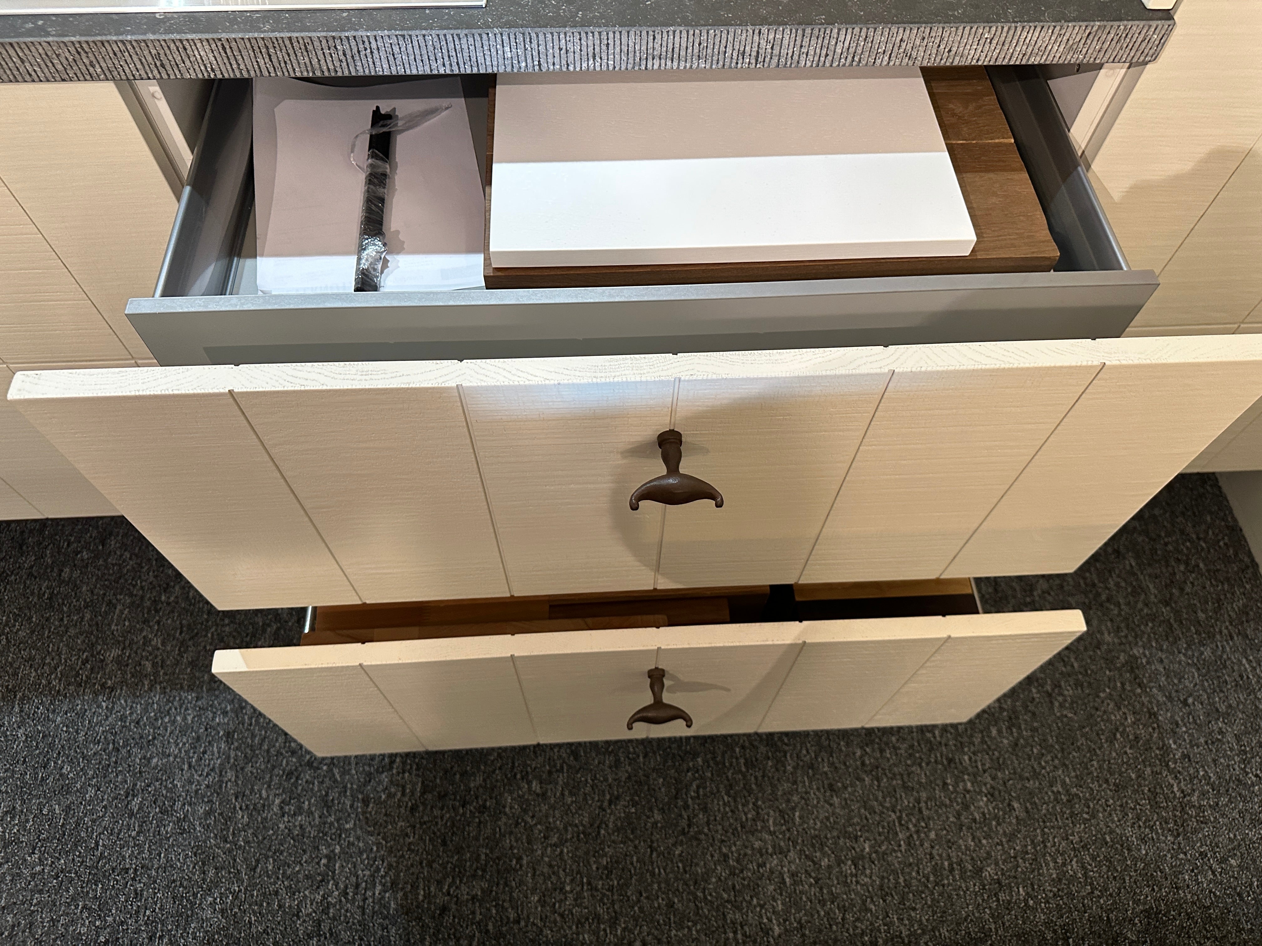 01706 - Witte schiereiland keuken met bar