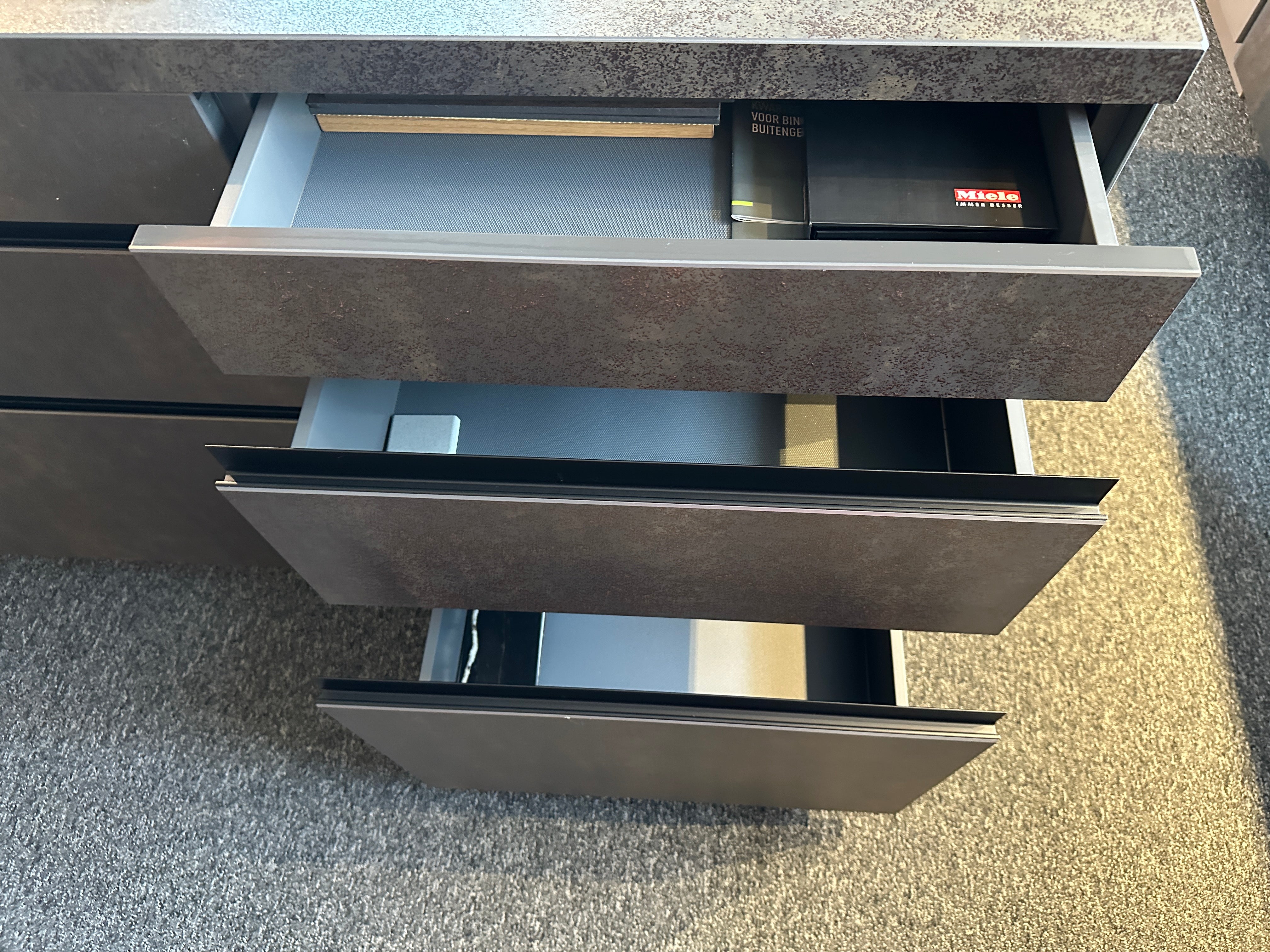 01704 - Beton- en houtlook eilandkeuken