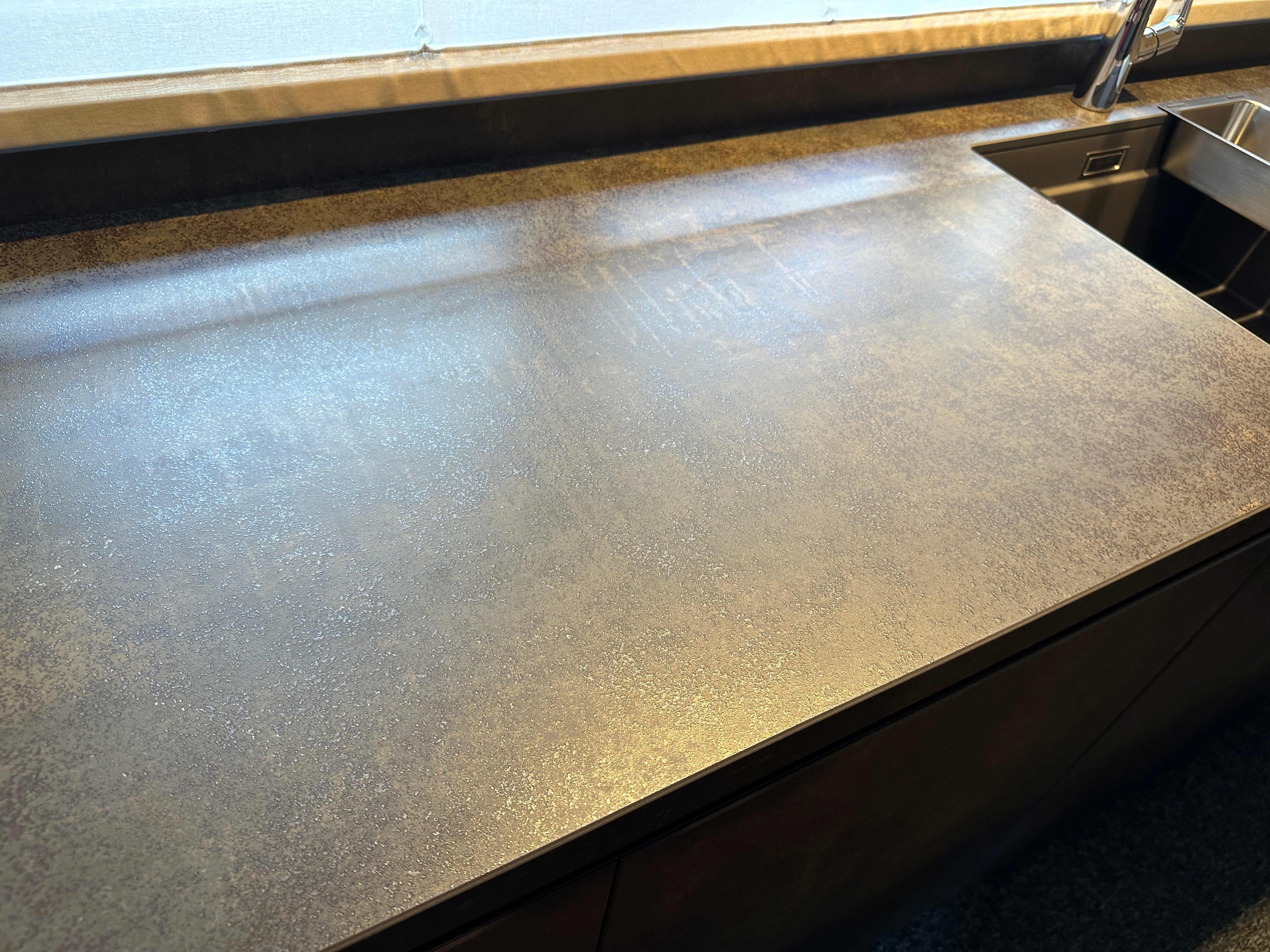 01704 - Beton- en houtlook eilandkeuken