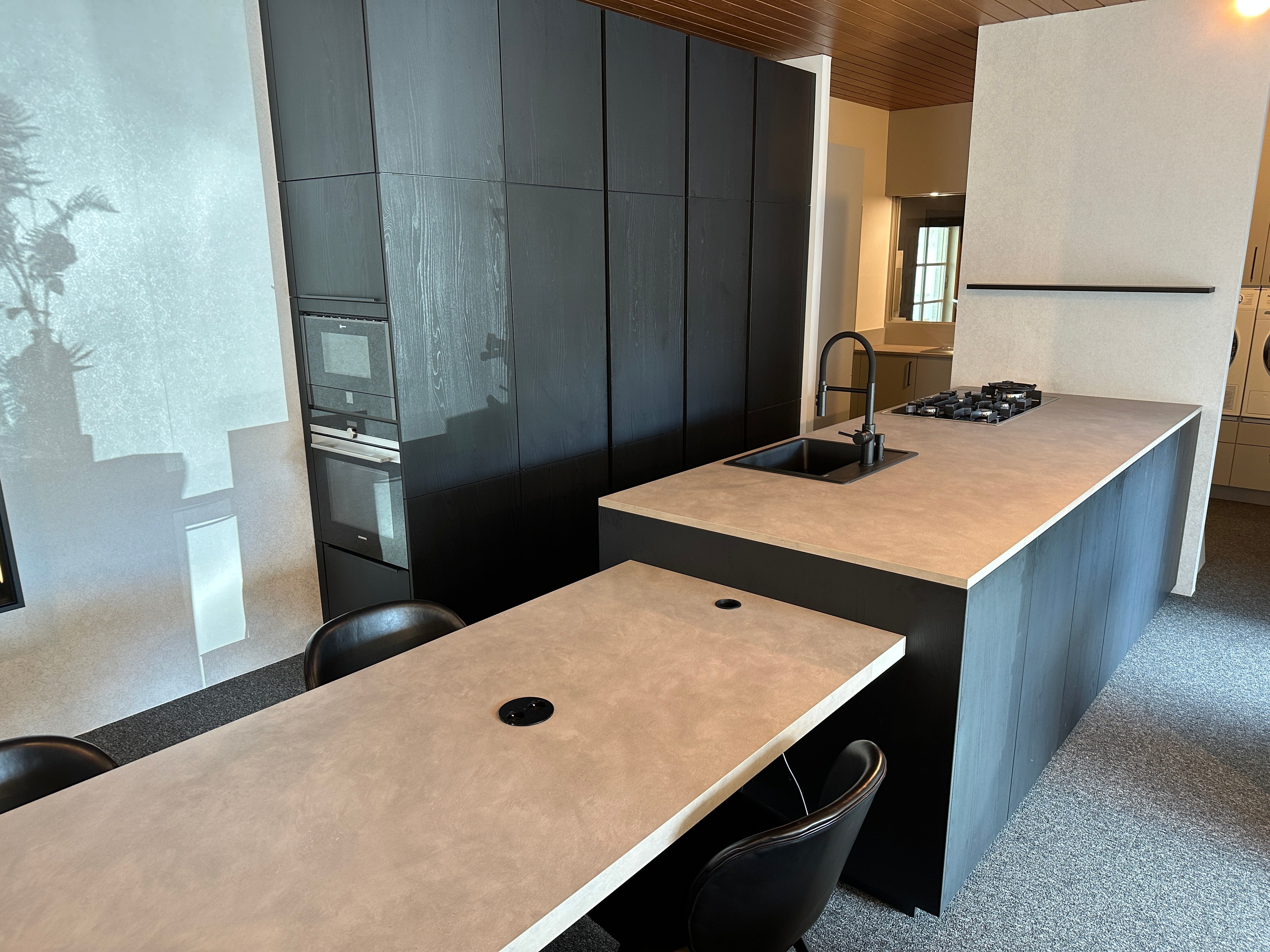 01712 - Moderne eilandkeuken met tafel