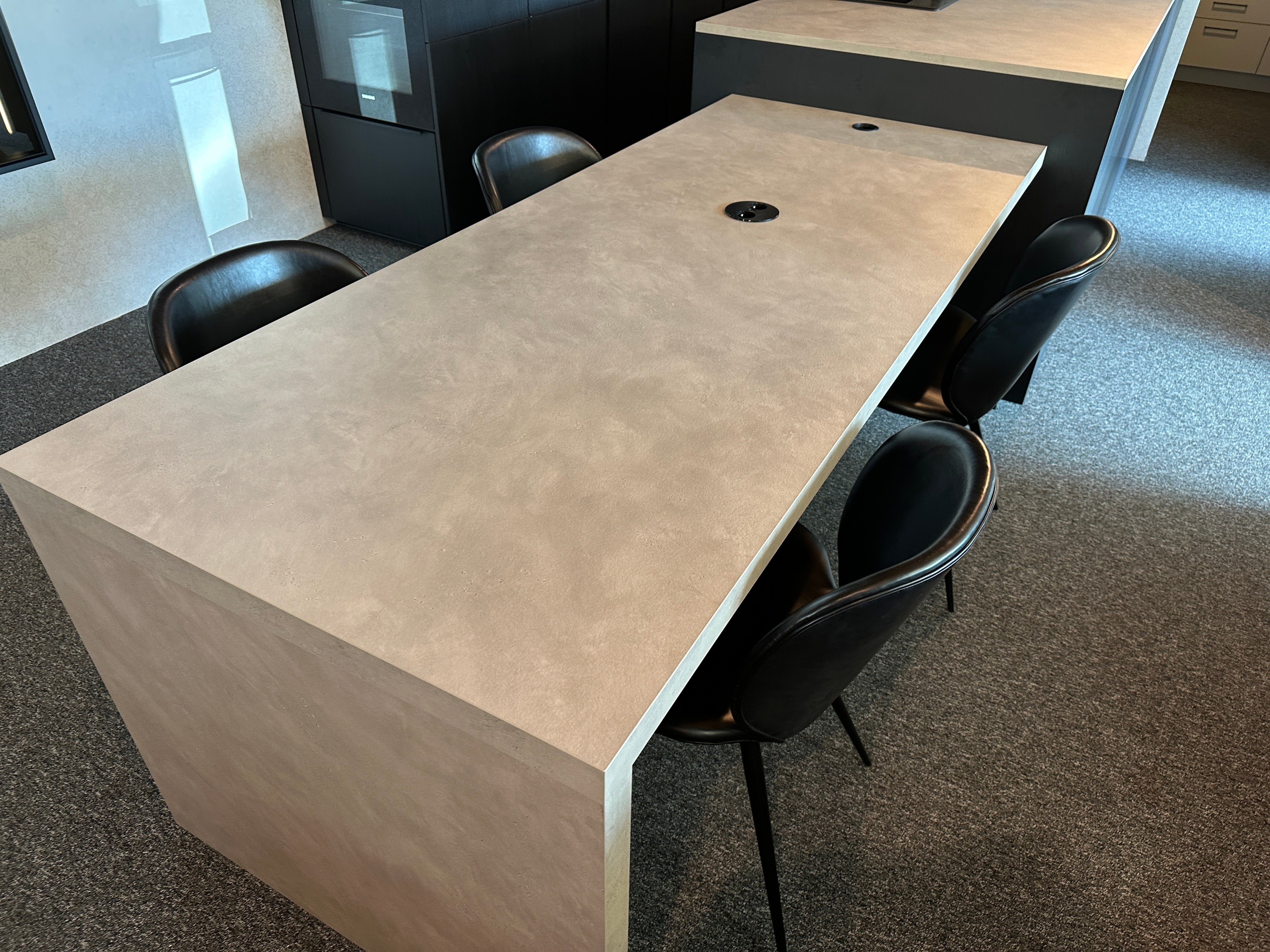 01712 - Moderne eilandkeuken met tafel