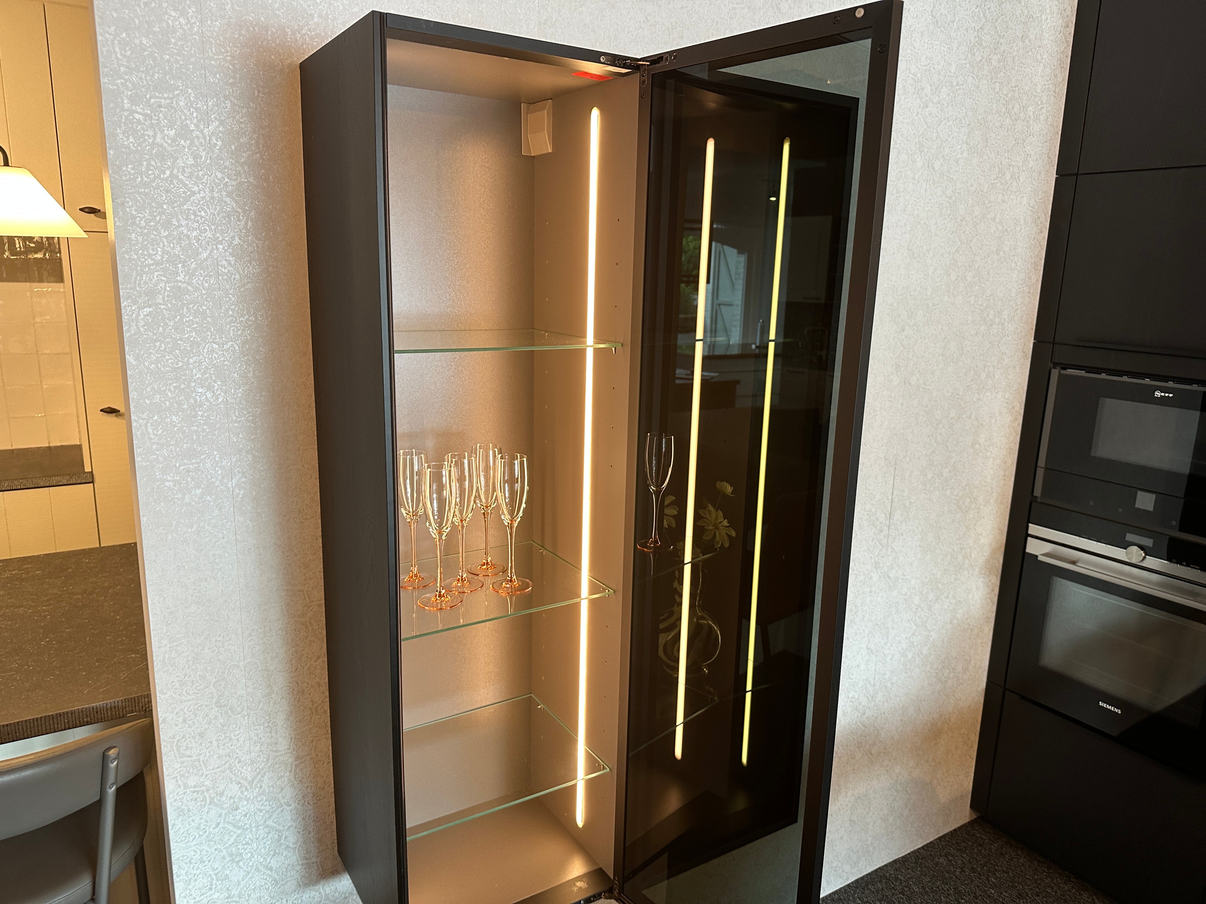 01712 - Moderne eilandkeuken met tafel